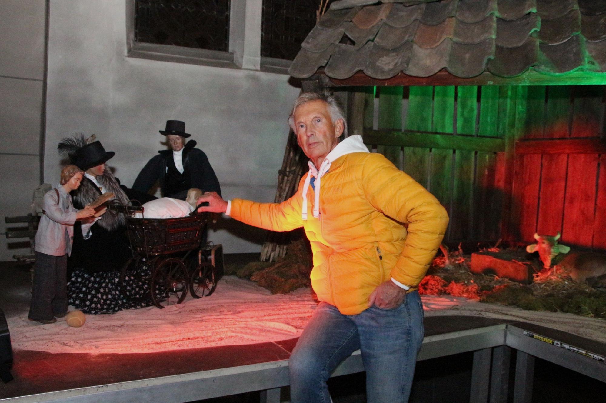 Dieter Johnen kümmert sich um den Aufbau der Milieukrippe in St. Nikolaus.