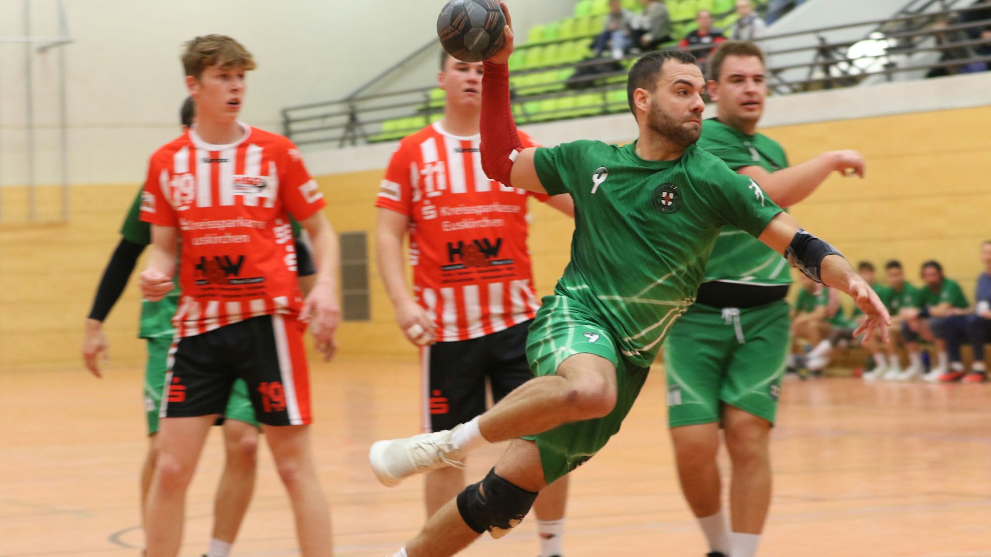 Zülpichs Dennis Schüller beim Wurf aufs Tor.