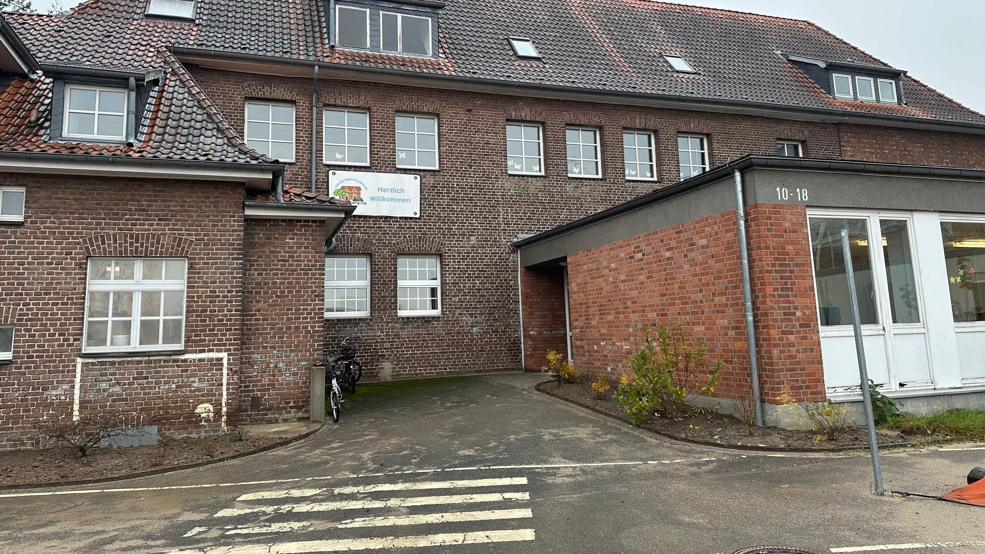 Blick auf das alte Backsteingebäude der Grundschule.