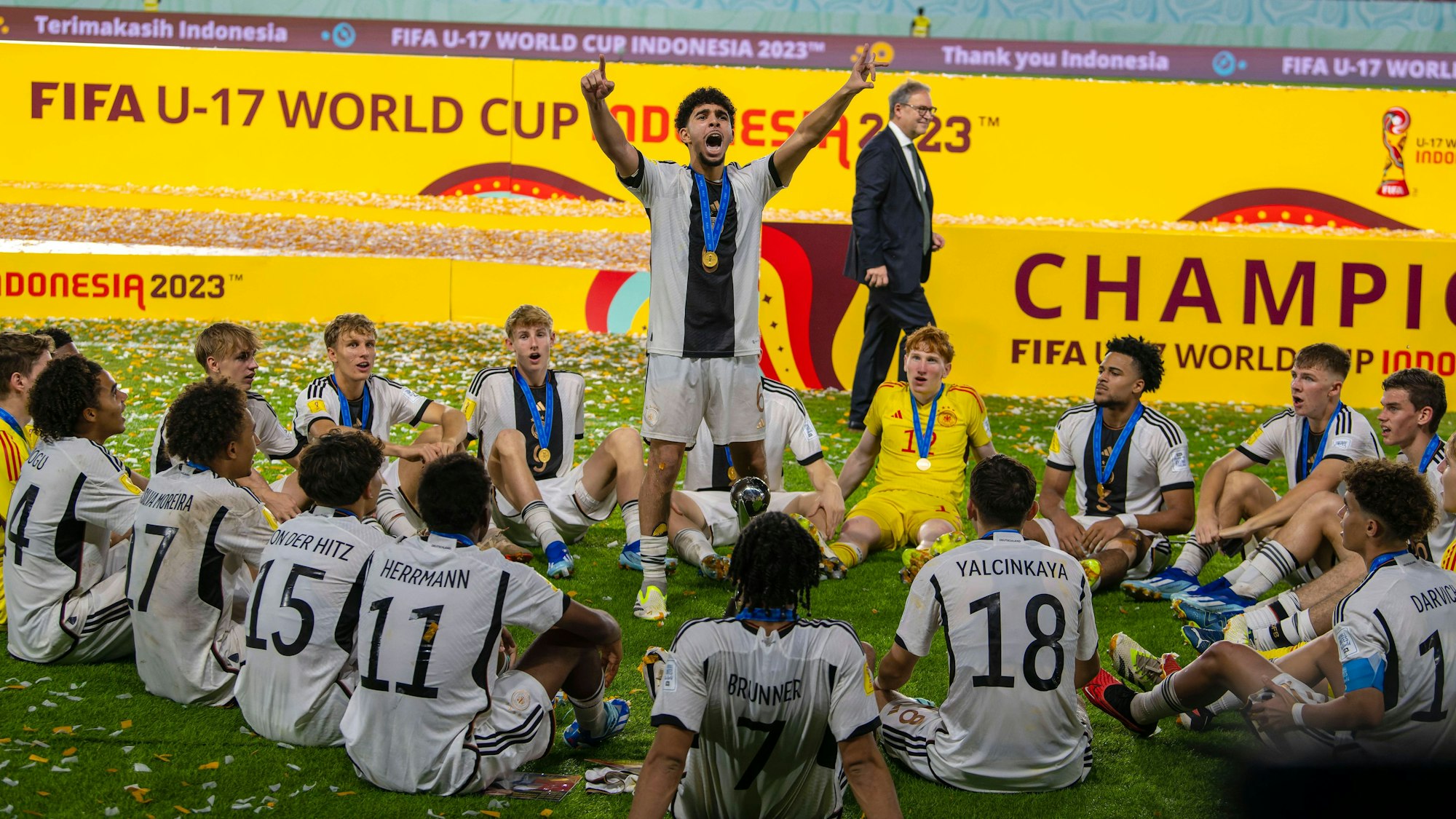 02.12.2023, Fussball U-17-Weltmeisterschaft 2023, Finale: Deutschland - Frankreich, im Manahan Stadium Surakarta. Weltmeister Deutschland feiert den Titel nach dem Sieg im Elfmeterschiessen. Fayssal Harchaoui mitte, Deutschland als Stimmungsmacher in der Mitte der Spielerrunde. *** 02 12 2023, Football U 17 World Cup 2023, Final Germany France, at Manahan Stadium Surakarta World champion Germany celebrates the title after winning the penalty shootout Fayssal Harchaoui center, Germany as a mood maker in the middle of the players circle