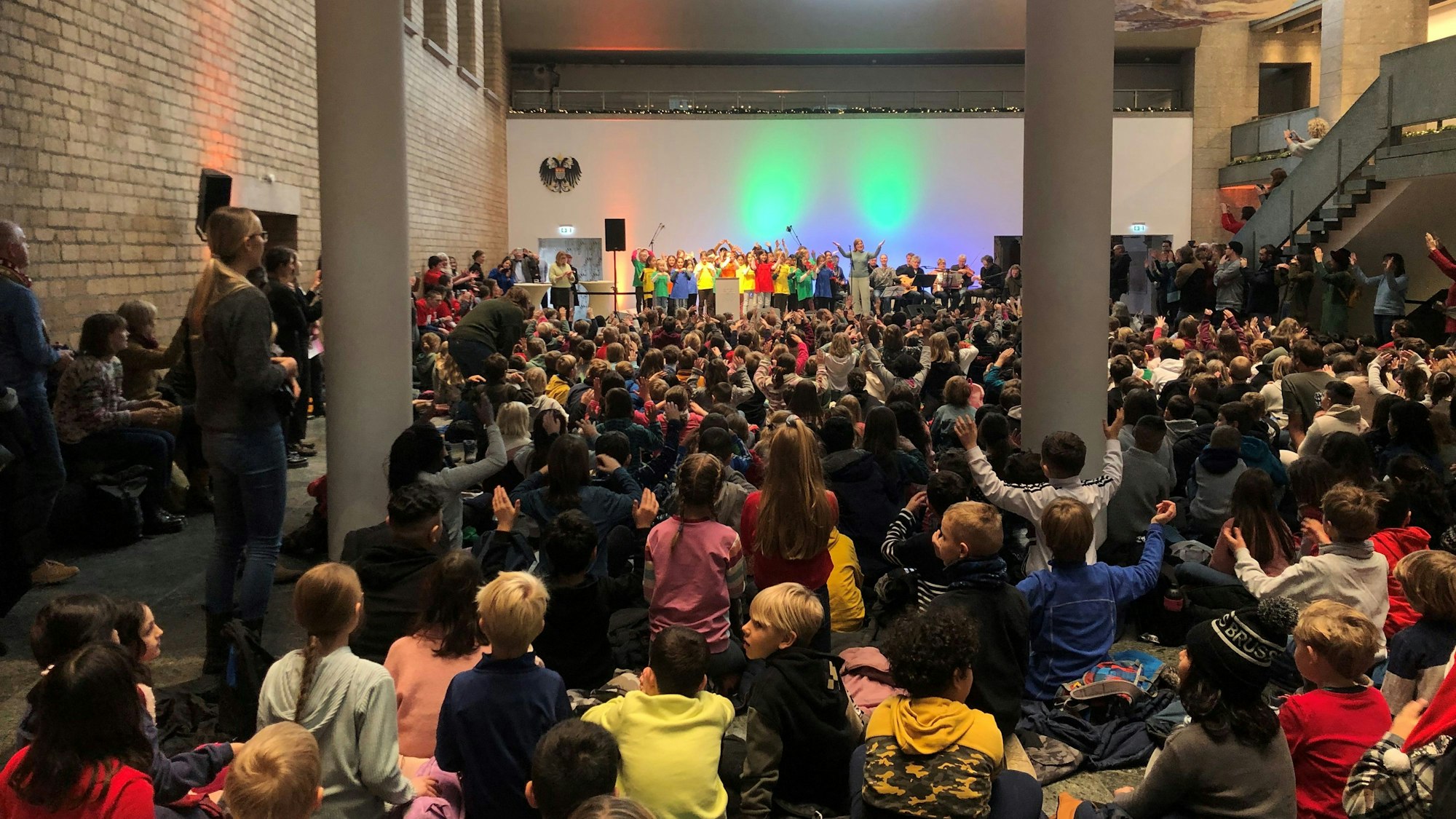 Die Schülerinnen und Schüler sangen gemeinsam mit dem Bläck Fööss.