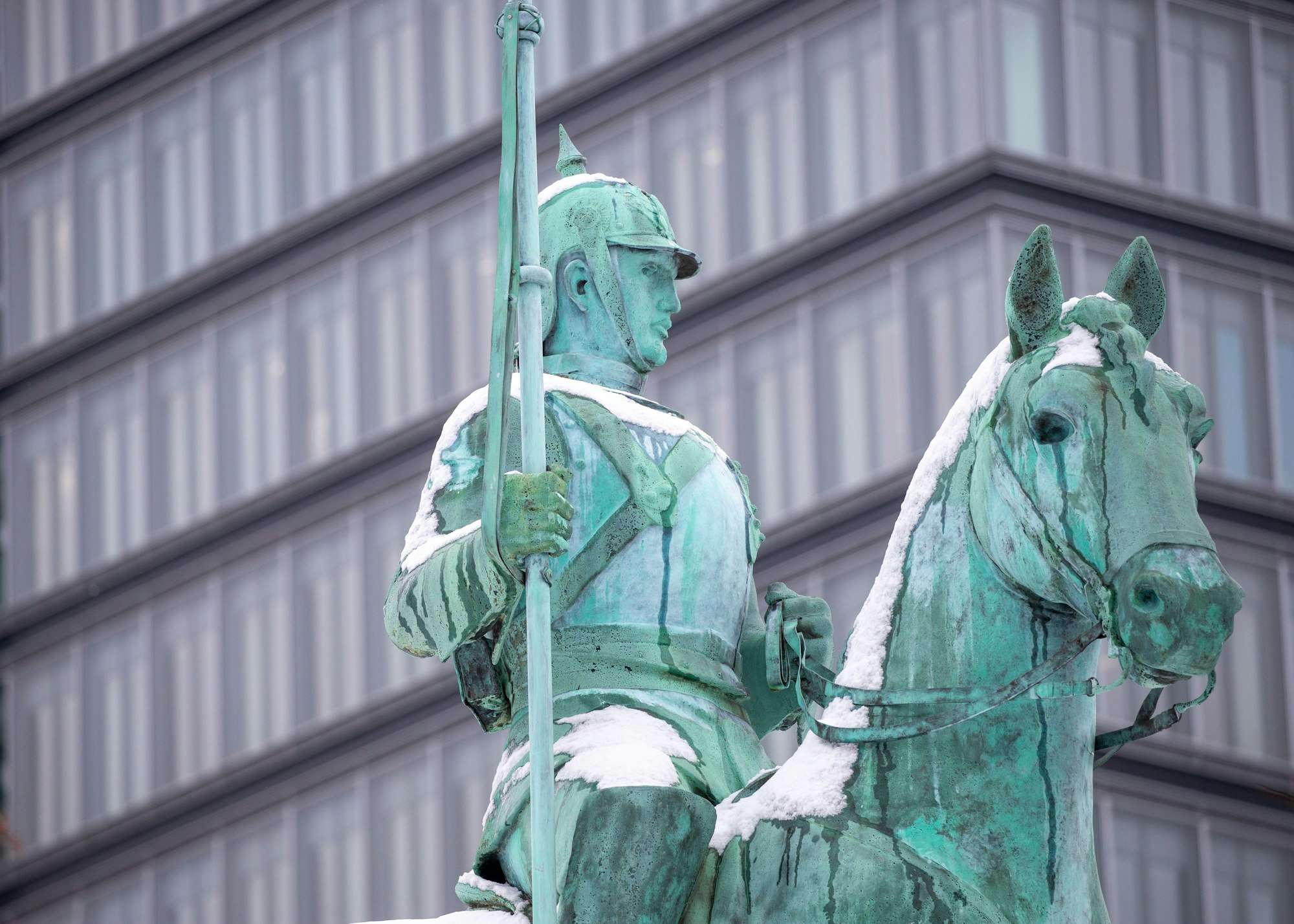 Am Sonntagabend hat der Schneefall nach Süddetuschland auch Köln und die Region erreicht.