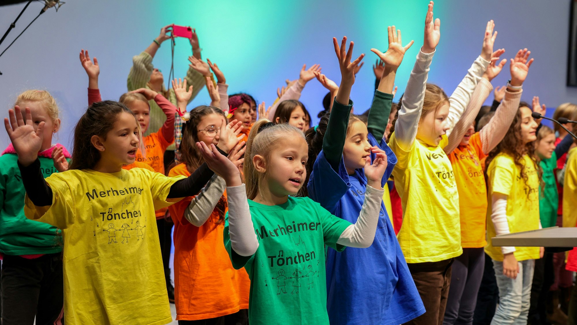 Mitsingkonzert in Köln: Kinder singen zusammen kölsche Lieder sowie Kinderlieder. (Archivbild/Symbolbild)