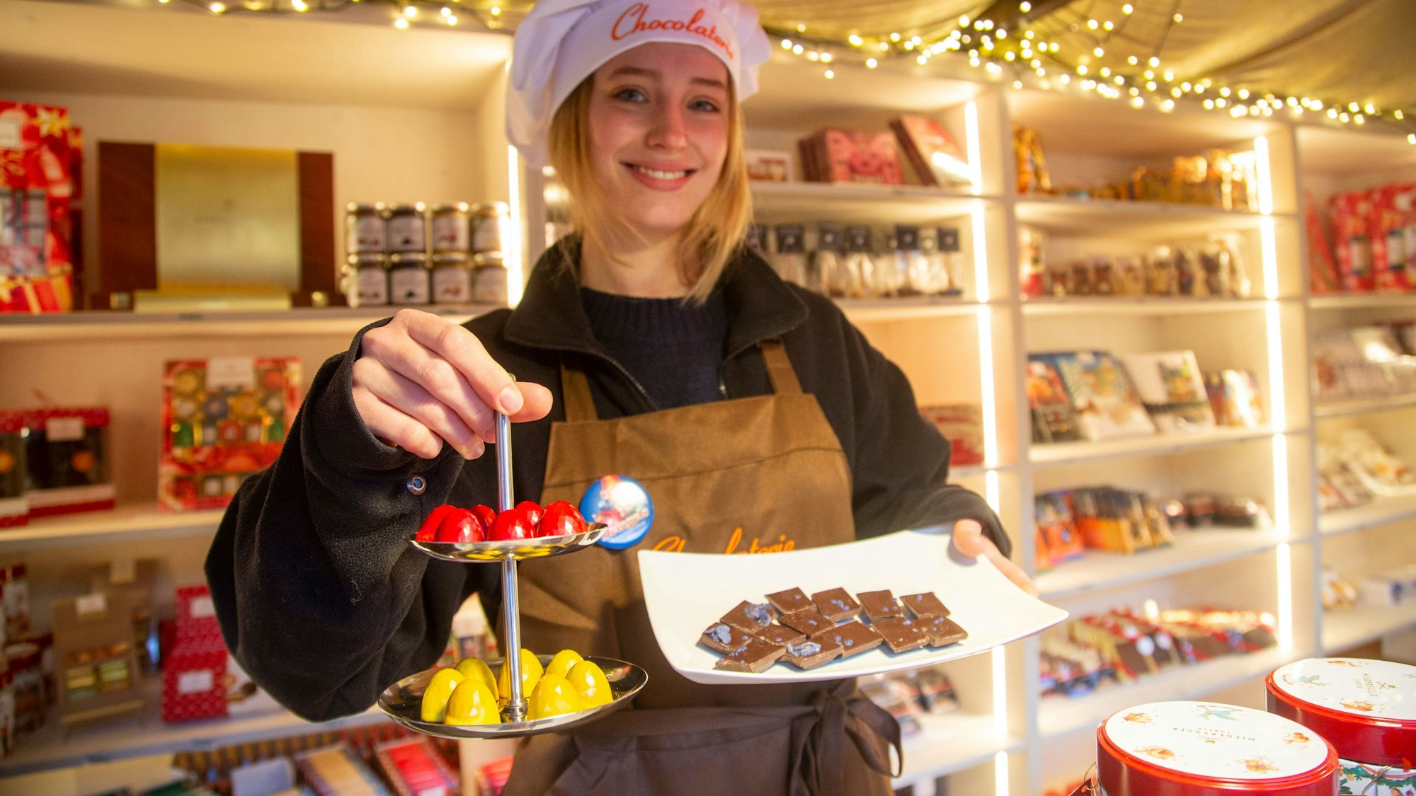 Julie Ley präsentiert zwei Arten von Schokolade.
