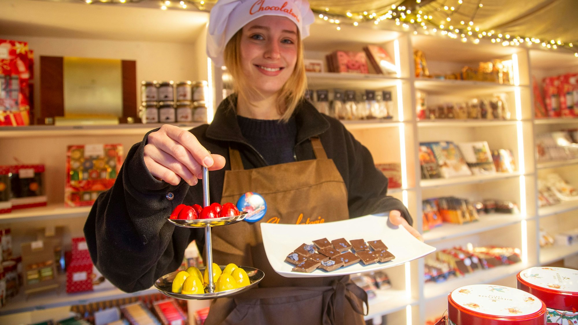 Julie Ley begrüßt Gäste am Stand ihrer Eltern.