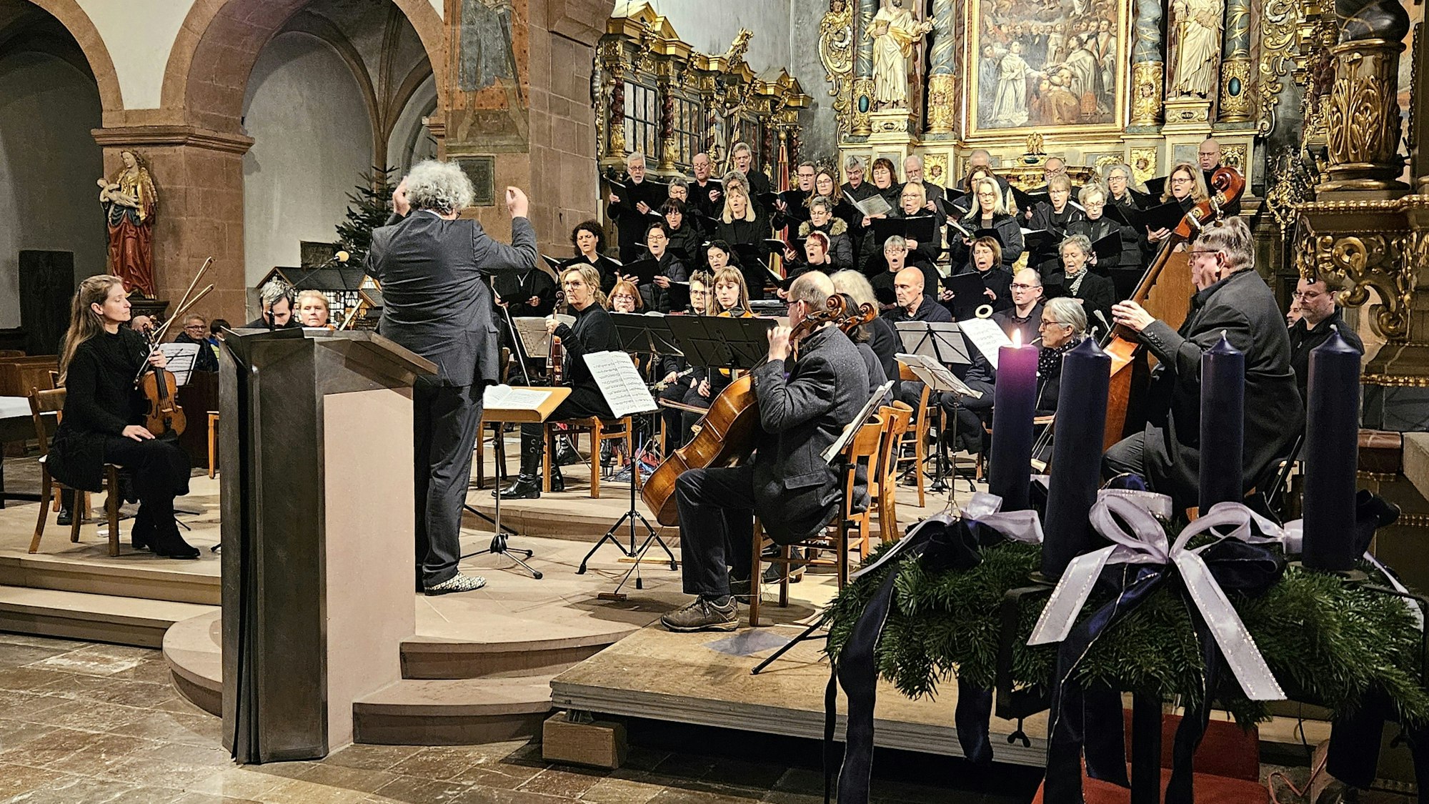 Blick auf Chor und Orchester der Basilika Steinfeld mit dem Dirigenten Erik Arndt.