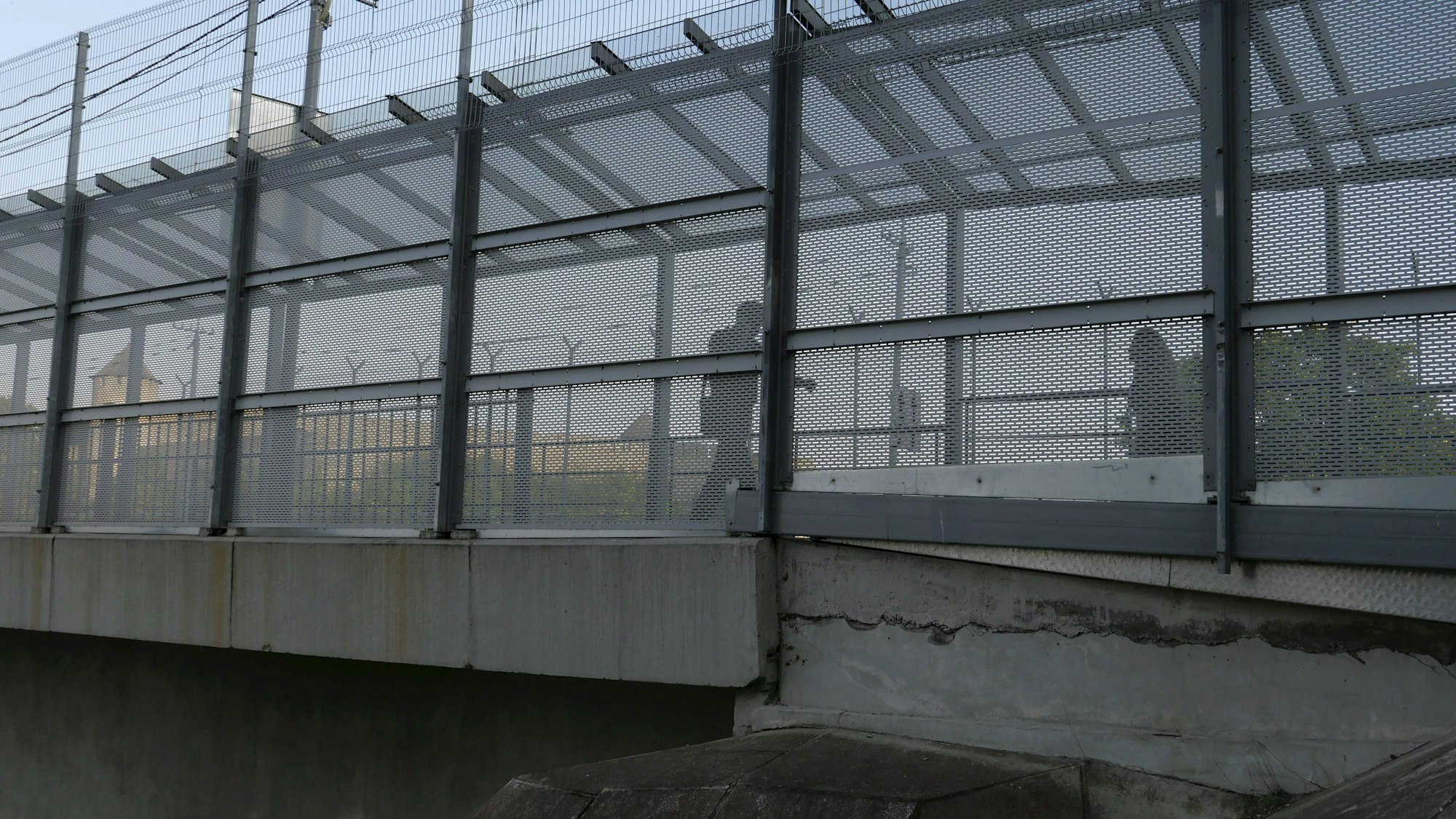 Fußgänger auf der Brücke über den Fluss Narva an der Grenze zwischen der EU und Russland, zwischen Narwa (Estland) und Iwangorod (Russland), von Narwa aus . (zu dpa: «Estland nach Einreisestopp für Russen - Lage normal») +++ dpa-Bildfunk +++