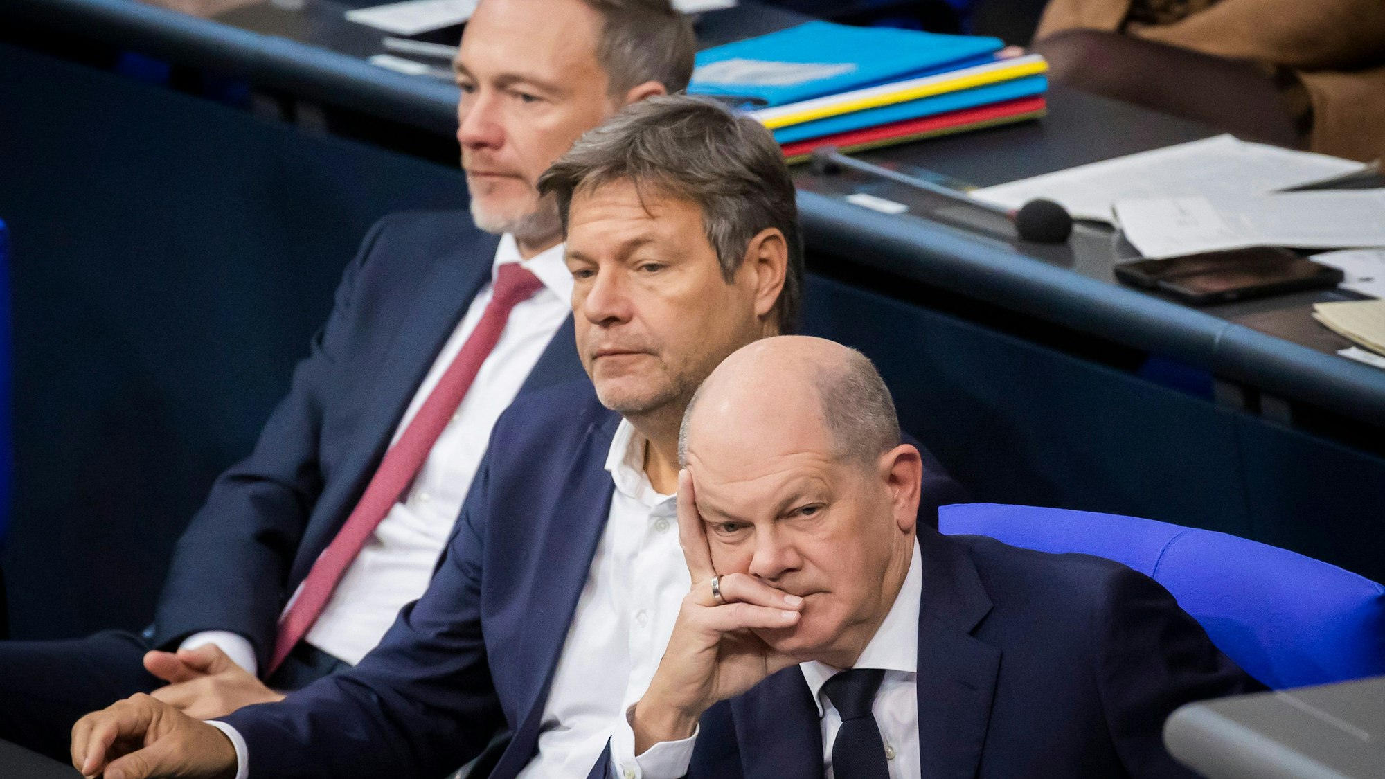 Bundeskanzler Olaf Scholz (SPD, ganz rechts), Robert Habeck (Bündnis 90/Die Grünen, mitte), Bundesminister für Wirtschaft und Klimaschutz, und Christian Lindner (FDP), Bundesminister der Finanzen, im Deutschen Bundestag.