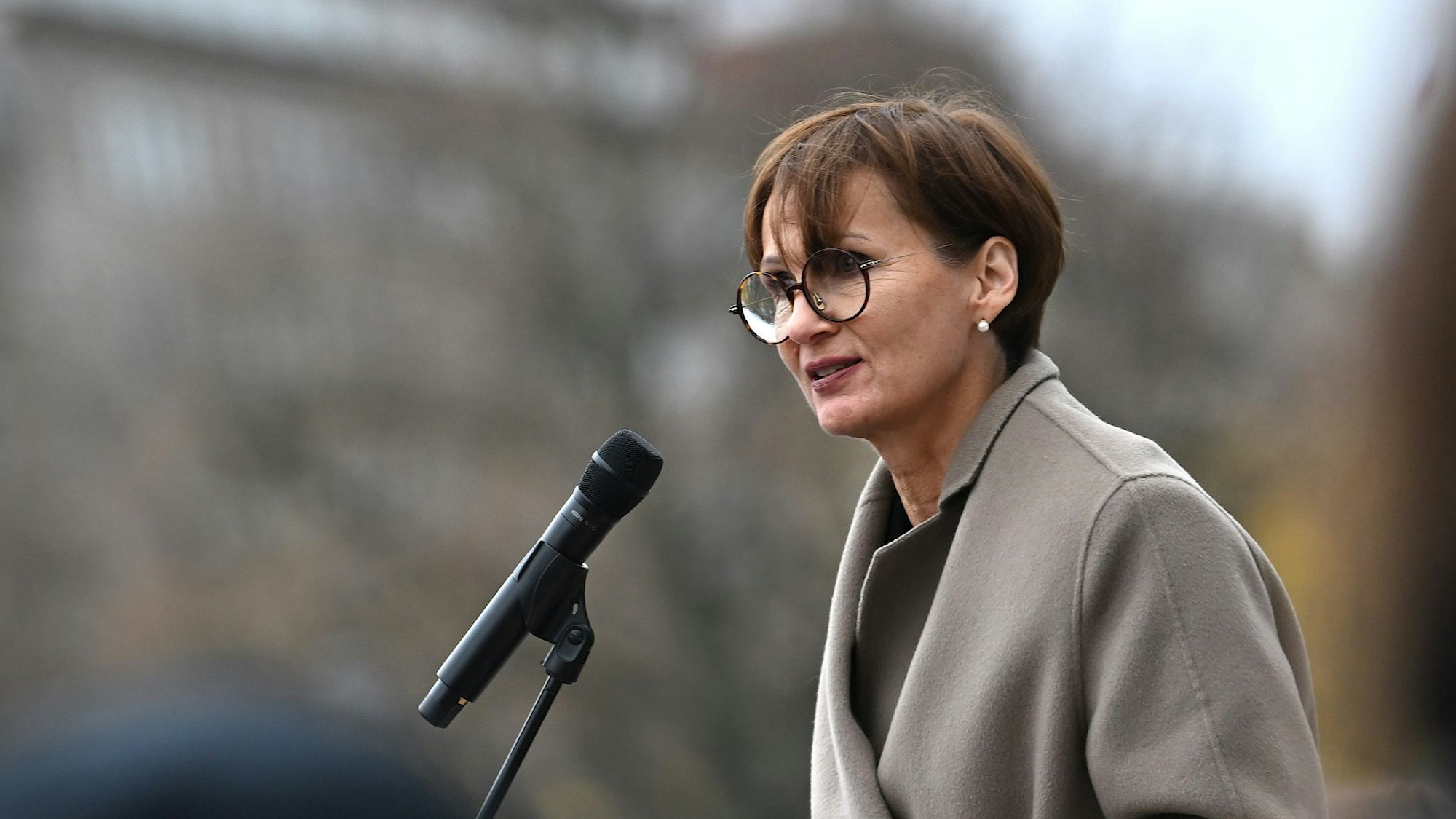 Bettina Stark-Watzinger spricht bei der Kundgebung.