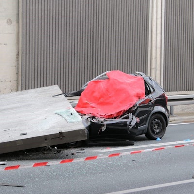 Köln: Ein Betonteil einer Lärmschutzwand liegt auf der Autobahn 3 auf einem Pkw. Eine große Betonplatte einer Lärmschutzwand ist auf der Autobahn 3 bei Köln auf einen Wagen gestürzt und hat eine Autofahrerin getötet.