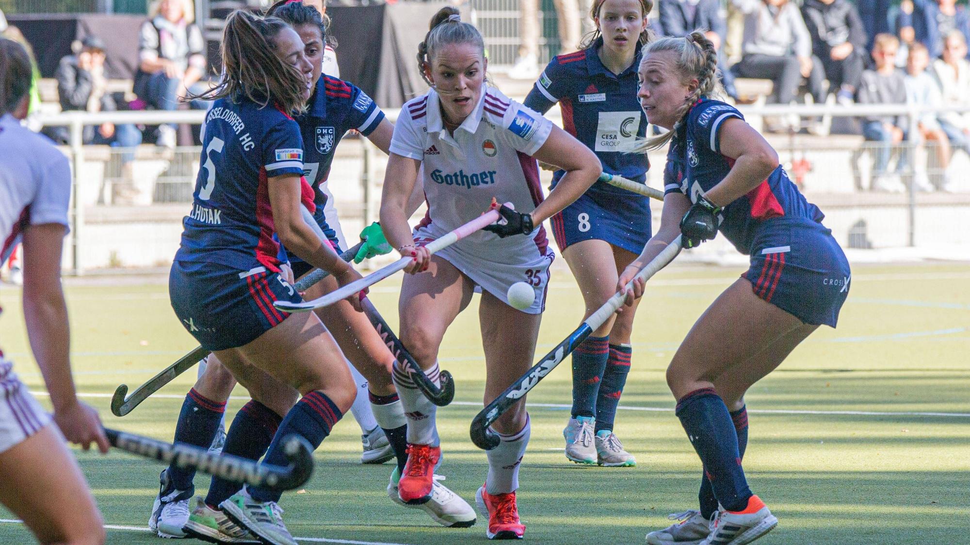 Damen-Hockey-Bundesliga Rot Weiss Koeln vs. Duesseldorfer HC 1:1 Damen-Hockey-Bundesliga Rot Weiss Koeln vs. Duesseldorfer HC 1:1 am 9. 10. 2022 Köln, Olympiaweg, Deutschland Photo: Ralf Kardes Pia Maertens 35 Mittelfeld *** Women Hockey Bundesliga Rot Weiss Koeln vs Duesseldorfer HC 1 1 Women Hockey Bundesliga Rot Weiss Koeln vs Duesseldorfer HC 1 1 on 9 10 2022 Cologne, Olympiaweg, Germany Photo Ralf Kardes Pia Maertens 35 center field Copyright: xBEAUTIFULxSPORTS/RalfxKardesx