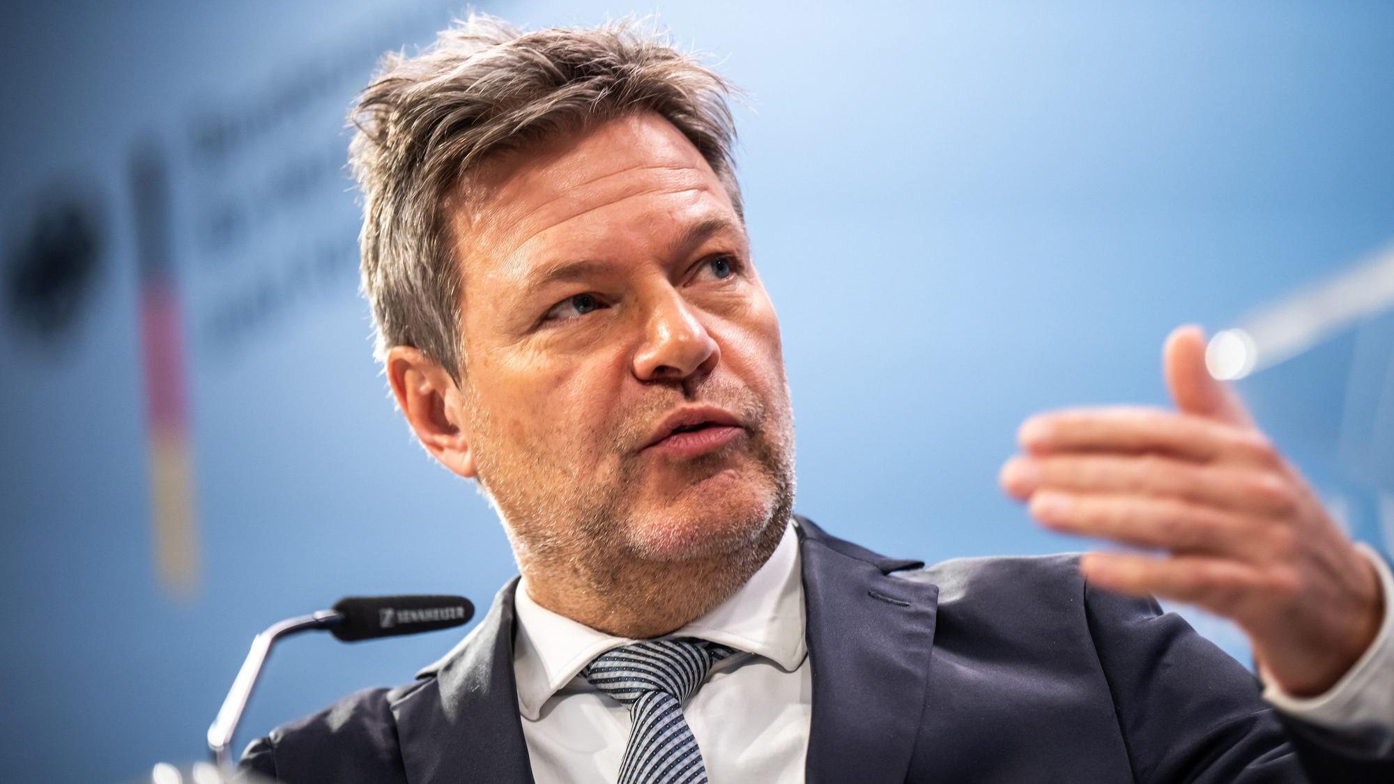 27.11.2023, Berlin: Robert Habeck (Bündnis 90/Die Grünen), Bundesminister für Wirtschaft und Klimaschutz, nimmt an einer Pressekonferenz nach dem Treffen der Landeswirtschaftsminister zu Konsequenzen aus dem Haushaltsurteil des Bundesverfassungsgerichts teil. Foto: Michael Kappeler/dpa +++ dpa-Bildfunk +++