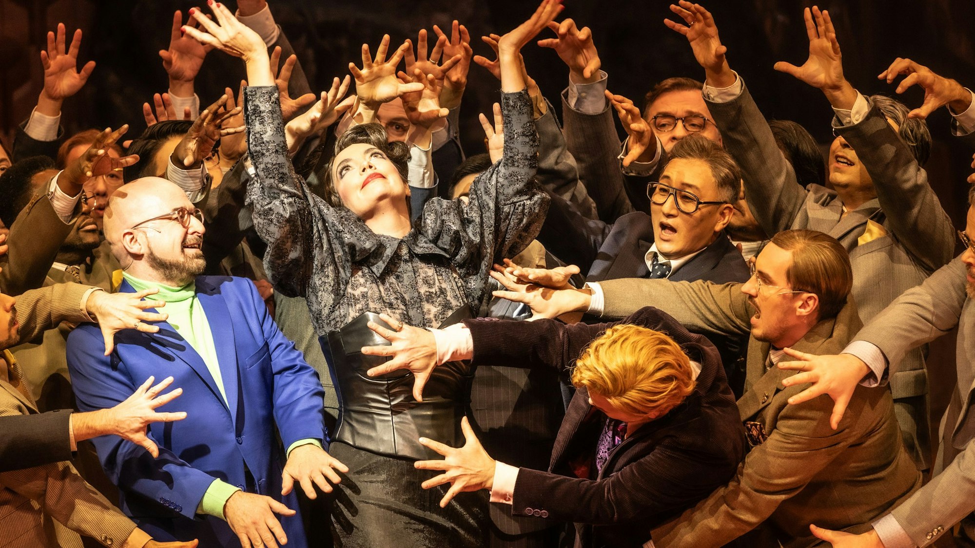 Im Handgemenge ist der Chor der Oper Köln mit John Heuzenroeder (links) als Vicomte Cascada und Elissa Huber als Hanna Glawari.