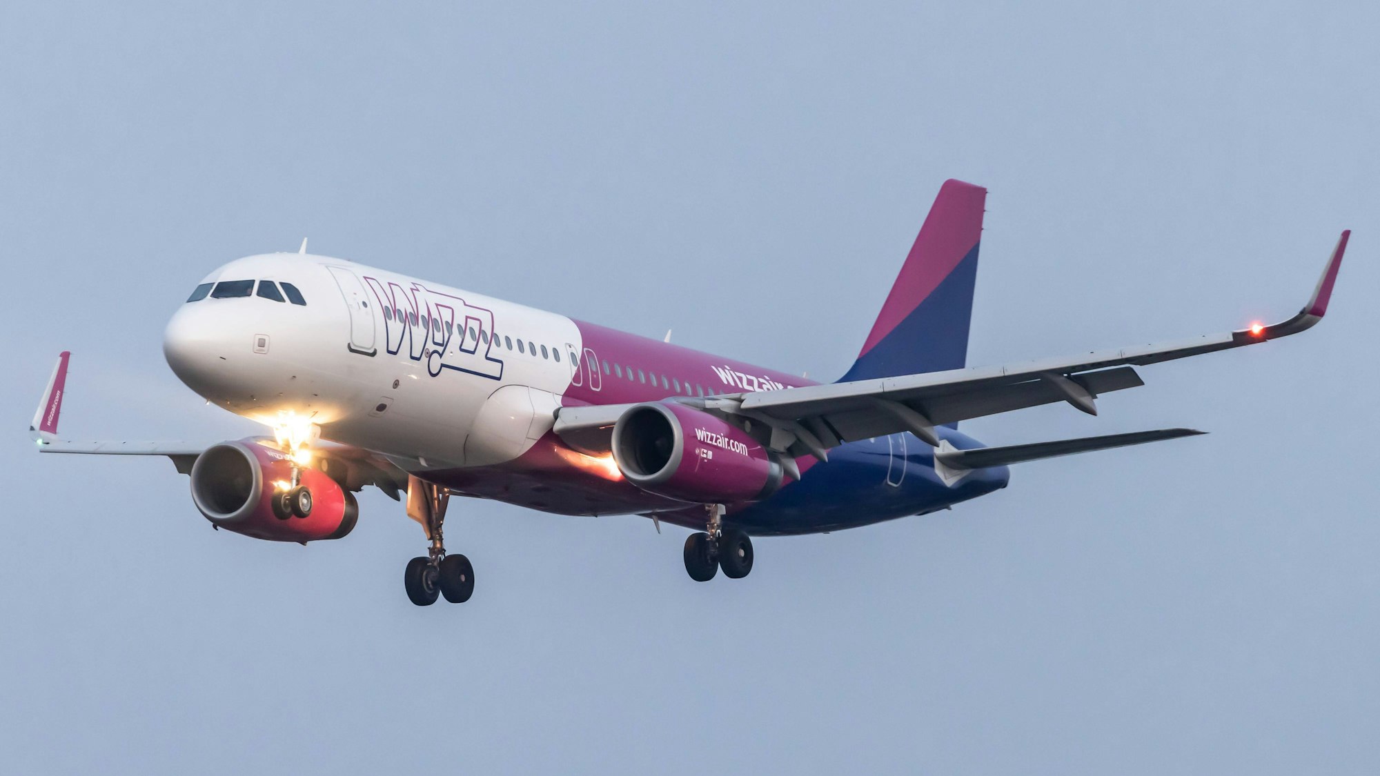 Ein Airbus A320 der ungarischen Fluggesellschaft Wizz Air hat im Landeanflug eine Warnleuchte unter dem Cockpit angeschaltet. (Symbolbild)