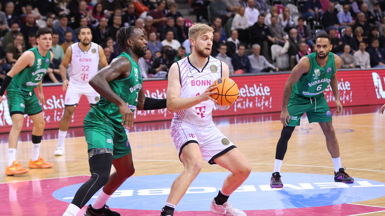 Till Pape (rechts) und die Baskets wollen gegen Holon gewinnen, um sich möglichst direkt für die nächste Runde zu qualifizieren.