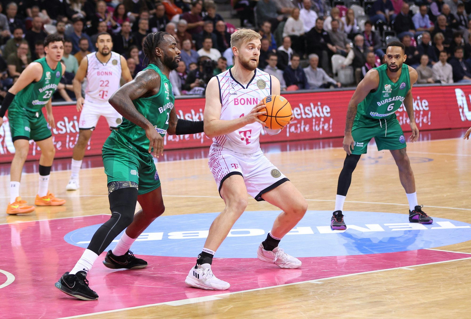 Till Pape (rechts) und die Baskets wollen gegen Holon gewinnen, um sich möglichst direkt für die nächste Runde zu qualifizieren.