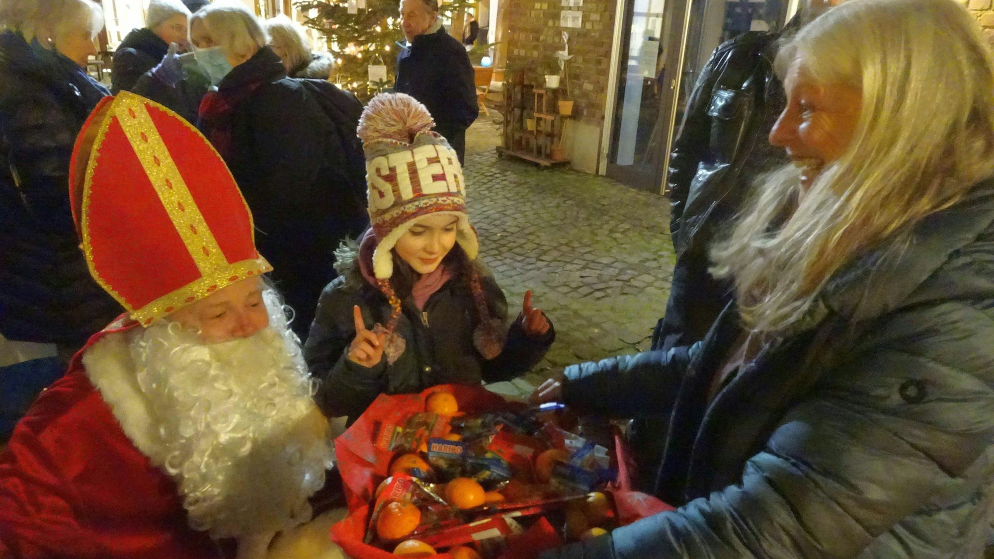 Über den Besuch von „Nikolaus“ Thomas Spitz freuen sich Groß und Klein.