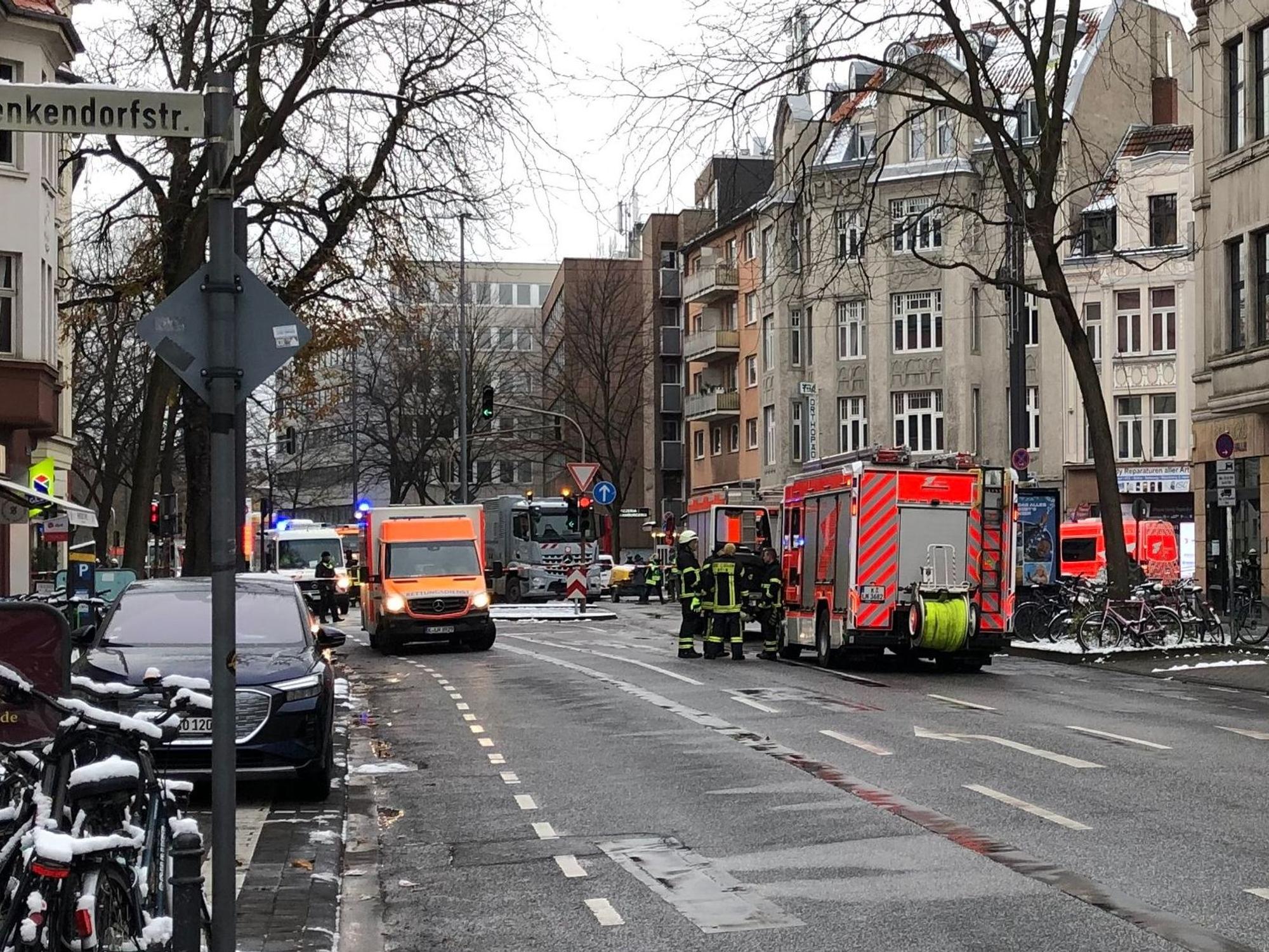 Feuerwehr, Polizei und Rheinenergie sind an der Neusser Straße wegen eines Gaslecks im Einsatz.