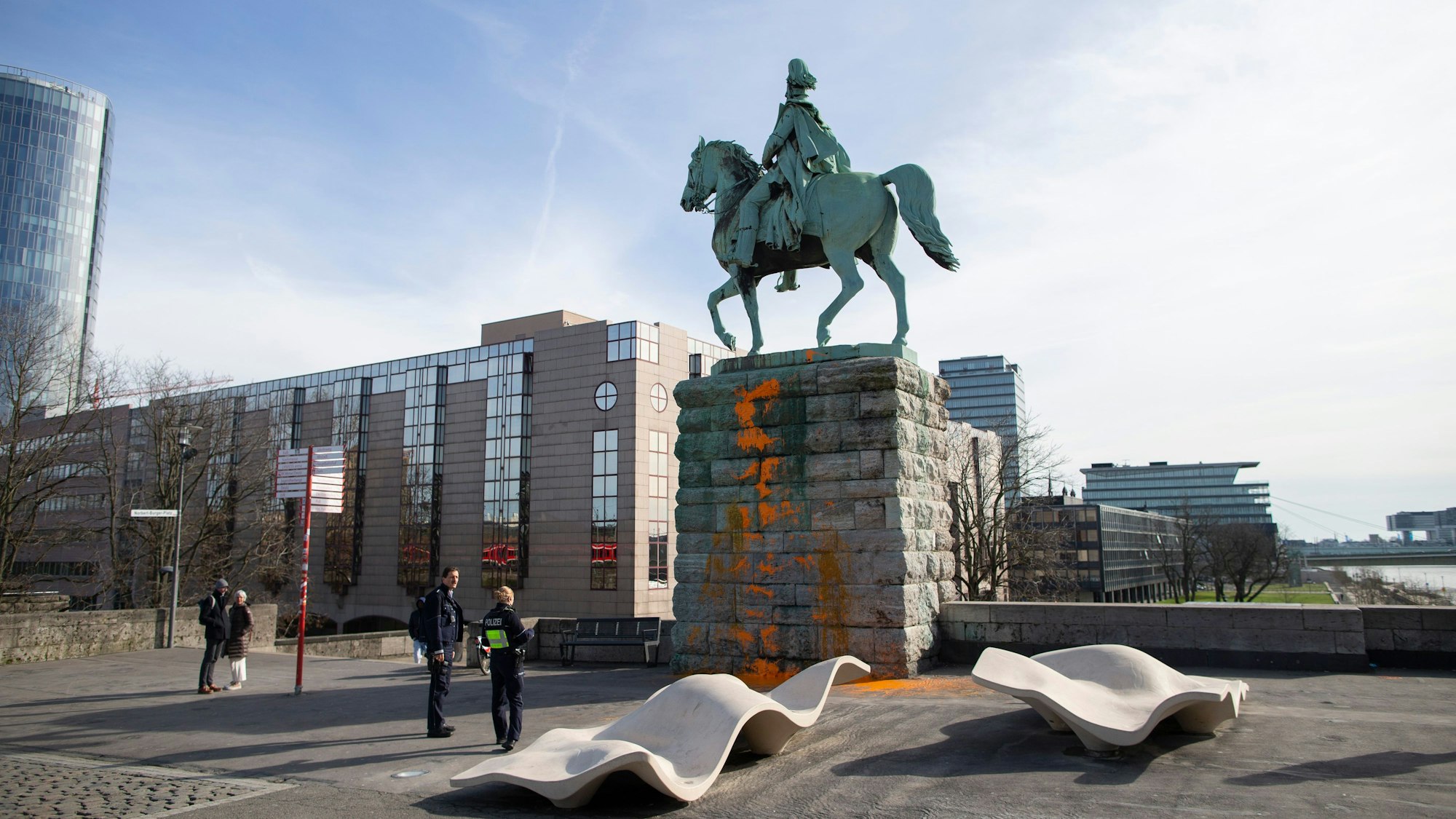 Reiterstandbild an der Hohenzollernbrücke.