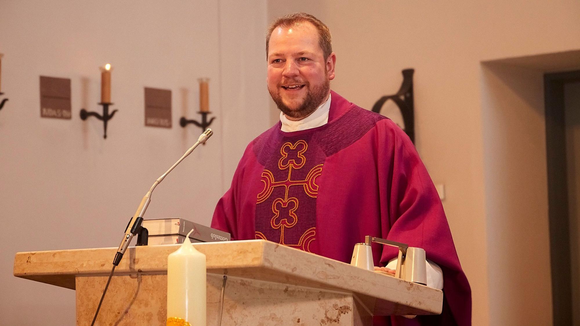 Thomas Schlütter, der neue Pfarrer der GdG Schleiden-Hellenthal, steht am Altar.