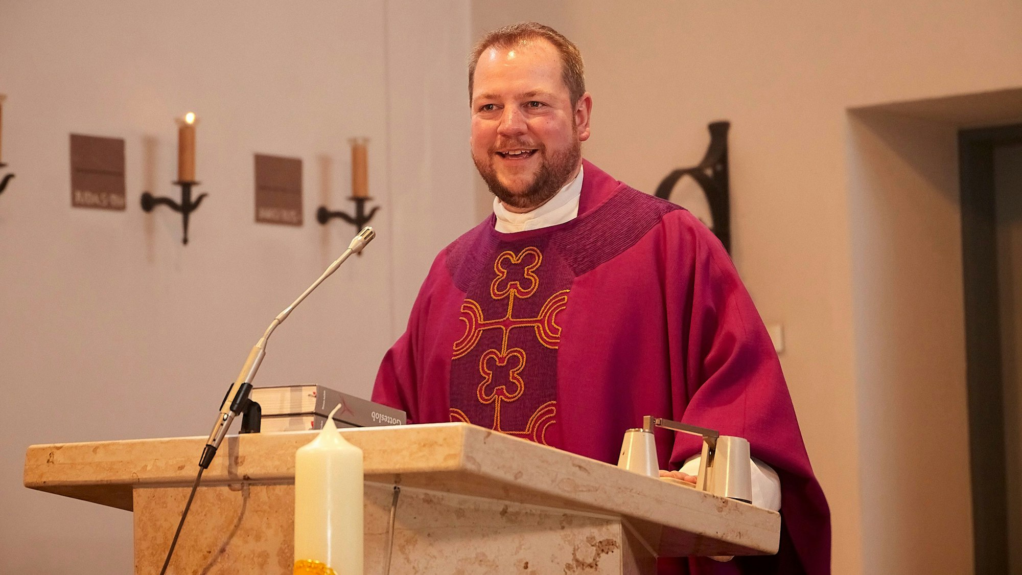 Thomas Schlütter, der neue Pfarrer der GdG Schleiden-Hellenthal, steht am Altar.