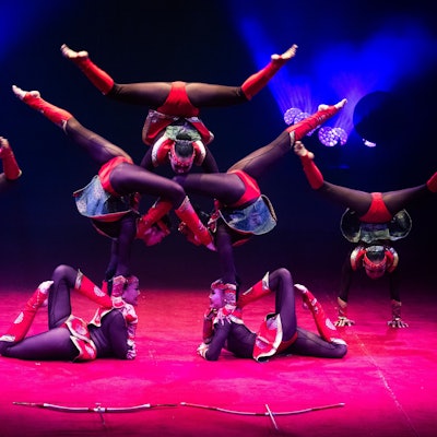 Begnadete Körper: Die Tanzformation aus der Mongolei in fliegender Formation.