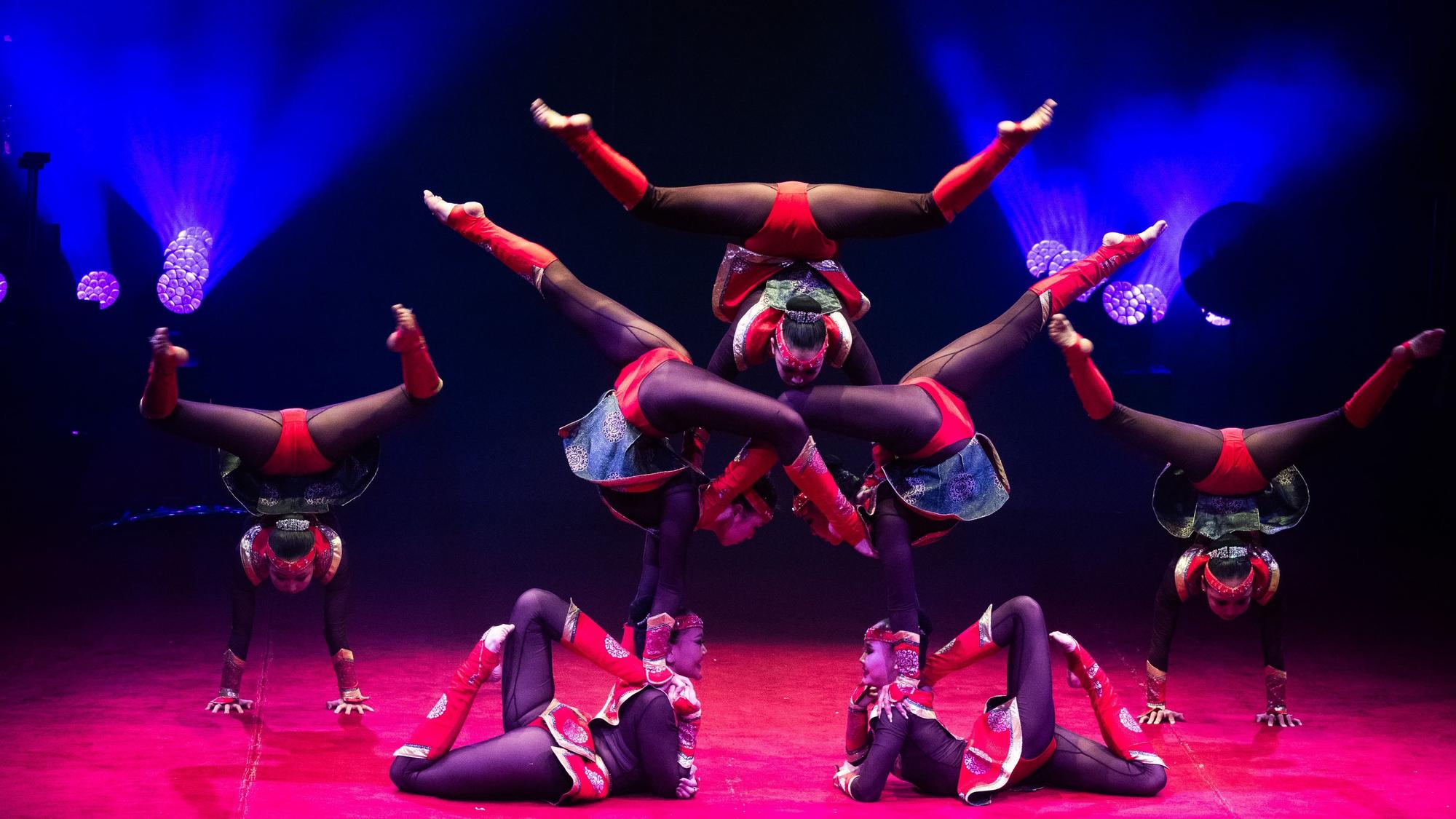 Begnadete Körper: Die Tanzformation aus der Mongolei in fliegender Formation.