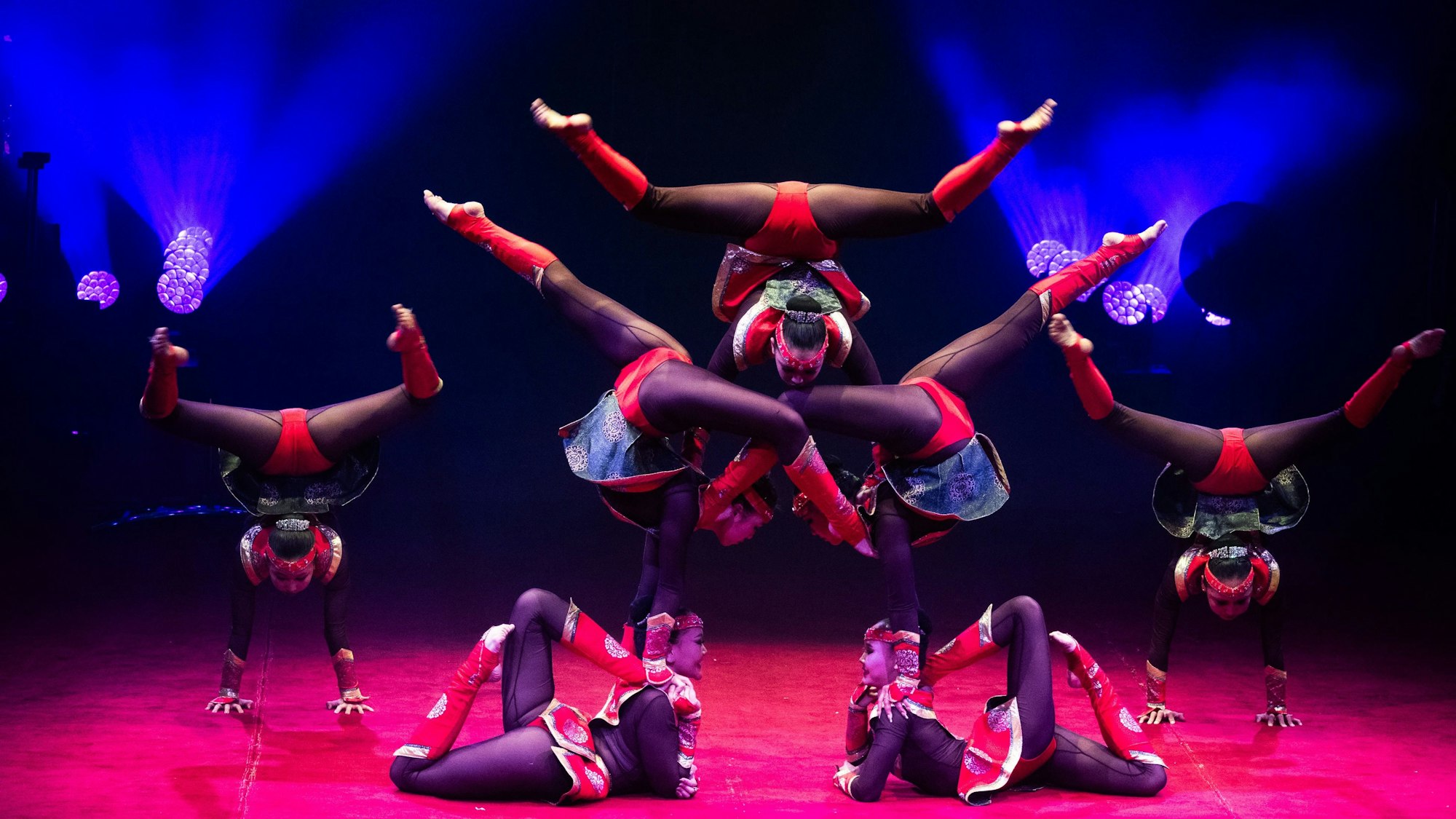 Begnadete Körper: Die Tanzformation aus der Mongolei in fliegender Formation.