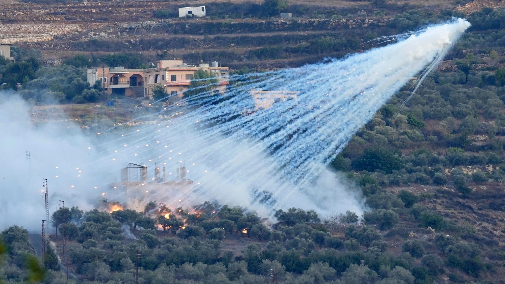 ARCHIV - 15.10.2023, Libanon, Al-Bustan: Eine Granate der israelischen Artillerie explodiert über einem Haus in einem libanesischen Grenzdorf. Neun Raketen sind nach israelischen Militärangaben am Sonntag (15.10.2023) vom Libanon aus auf Israel abgefeuert worden. Die Raketenabwehr habe fünf der Geschosse abgefangen. Foto: Hussein Malla/AP/dpa +++ dpa-Bildfunk +++