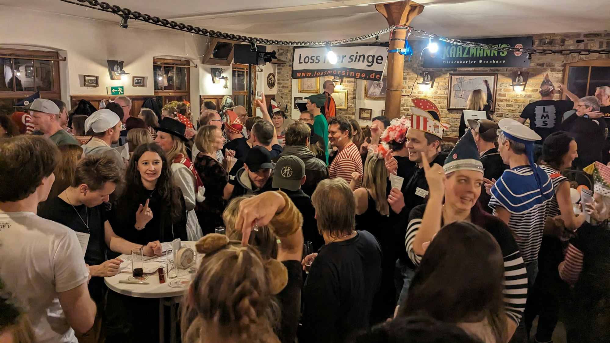 Im Kääzmanns in Bickendorf testeten die Gäste 41 neue kölsche Lieder.