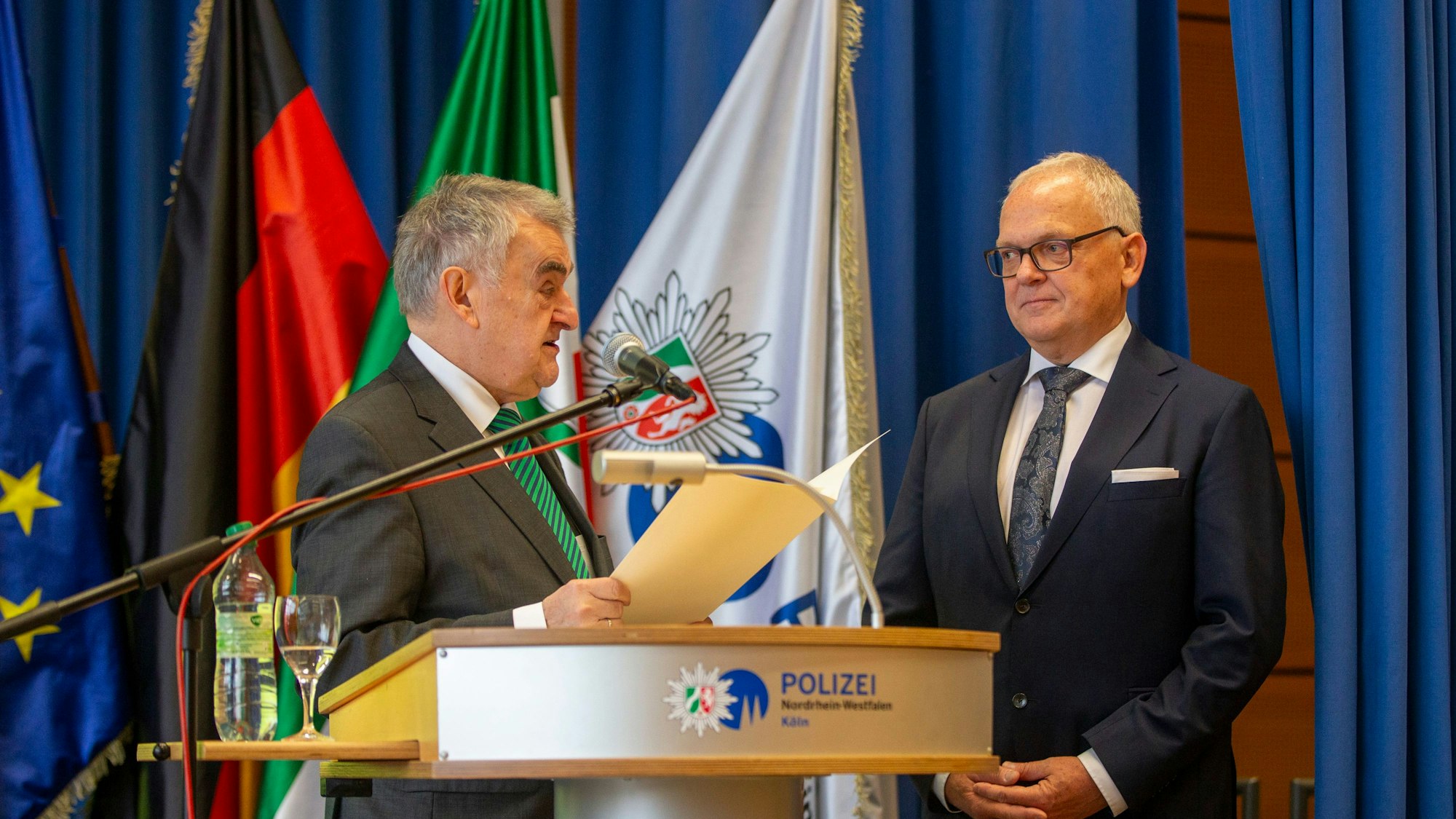 Aus den Händen von Innenminister Herbert Reul (l.) bekam Johannes Hermanns seine Ernennungsurkunde.