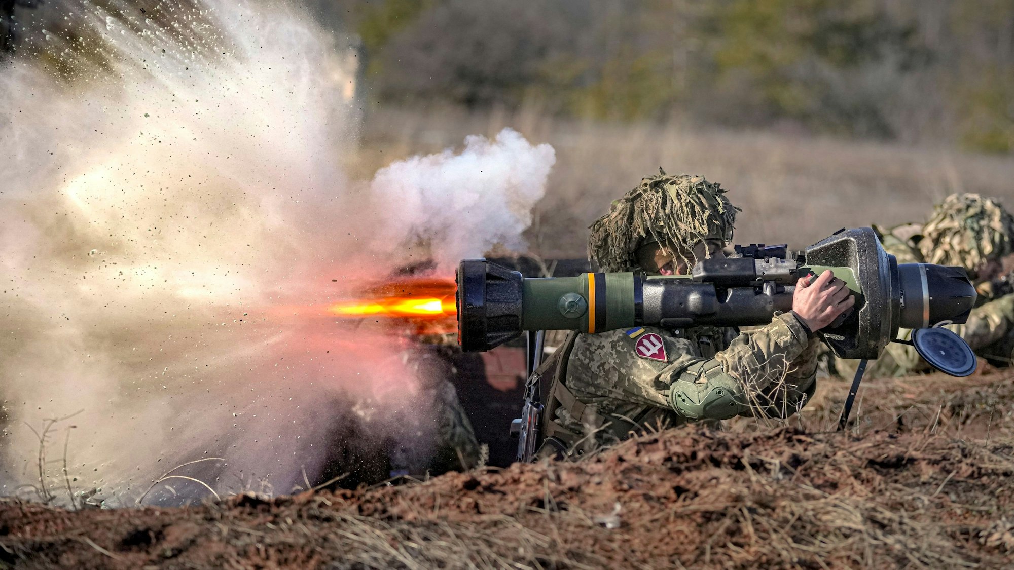 Ein ukrainischer Soldat feuert eine NLAW-Panzerabwehrwaffe während einer Übung im Rahmen der Joint Forces Operation in der Region Donezk, Ostukraine.