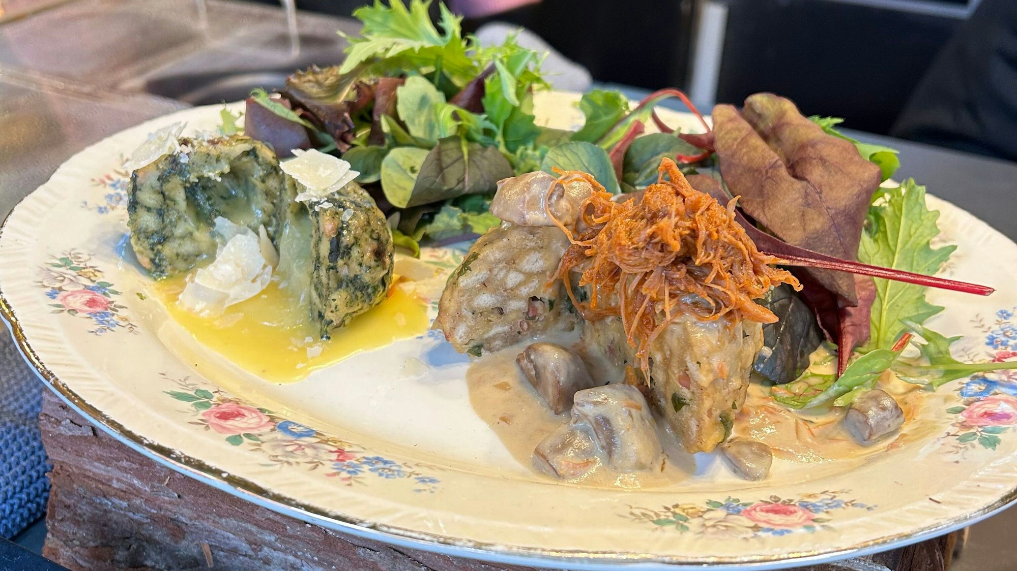 Ein Spinat-Semmelknödel und ein Speckknödel der Knödelmanufaktur