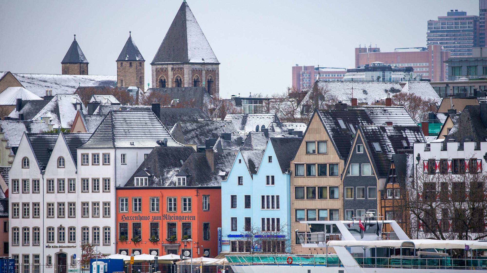 Der Blick vom Rhein auf die Altstadt mit verschneiten Dächern.