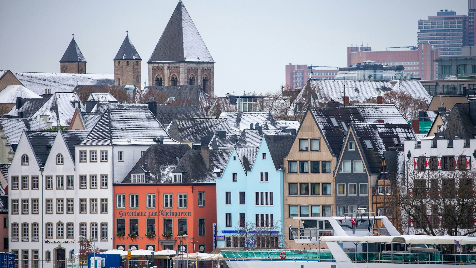 Der Blick vom Rhein auf die Altstadt mit verschneiten Dächern.