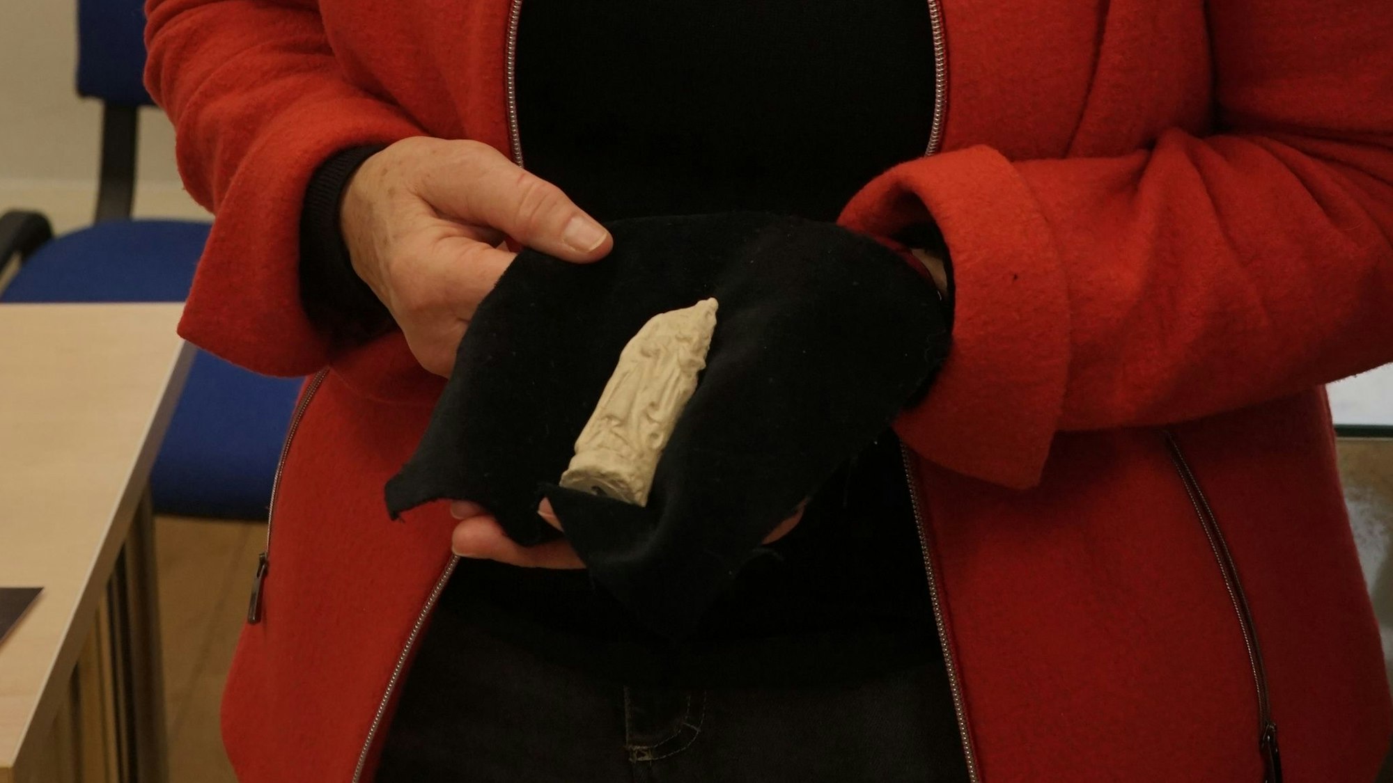 Stadtarchivarin Susanne Harke-Schmidt präsentiert die Barbarafigur.