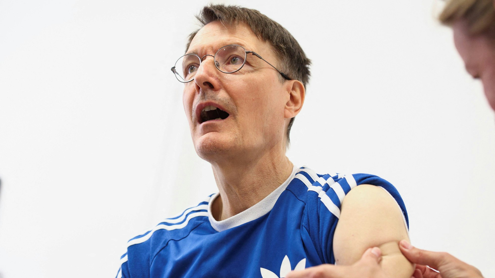 Karl Lauterbach (SPD), Bundesgesundheitsminister, erhält im Bundeswehrkrankenhaus eine Auffrischungsimpfung gegen das Coronavirus (COVID-19).