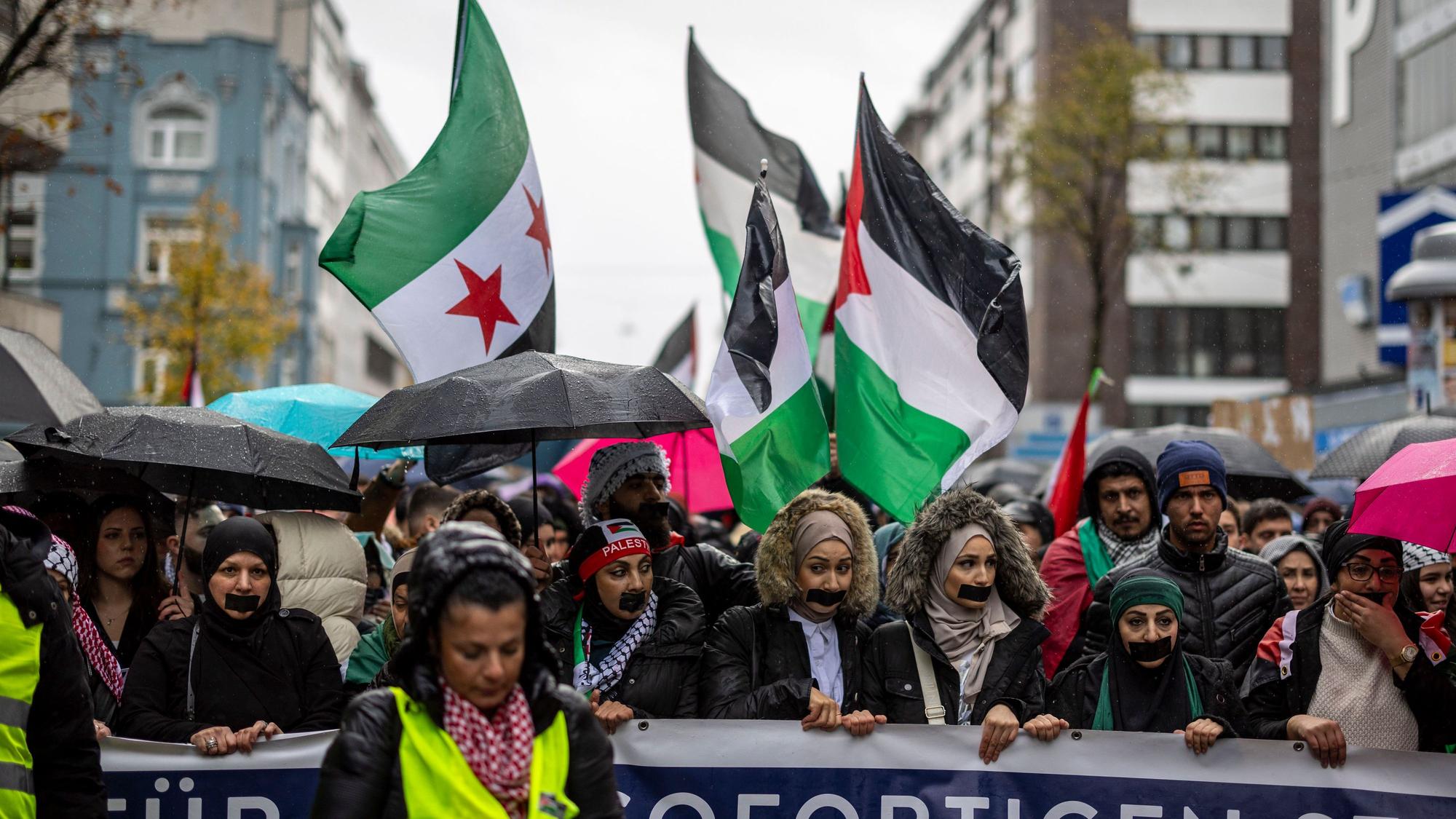 Viele Migranten in NRW ziehen sich laut Tayfun Keltek ins Private zurück – andere gehen auf die Straße: Teilnehmerinnen einer pro-palästinensischen Demonstration in Düsseldorf.