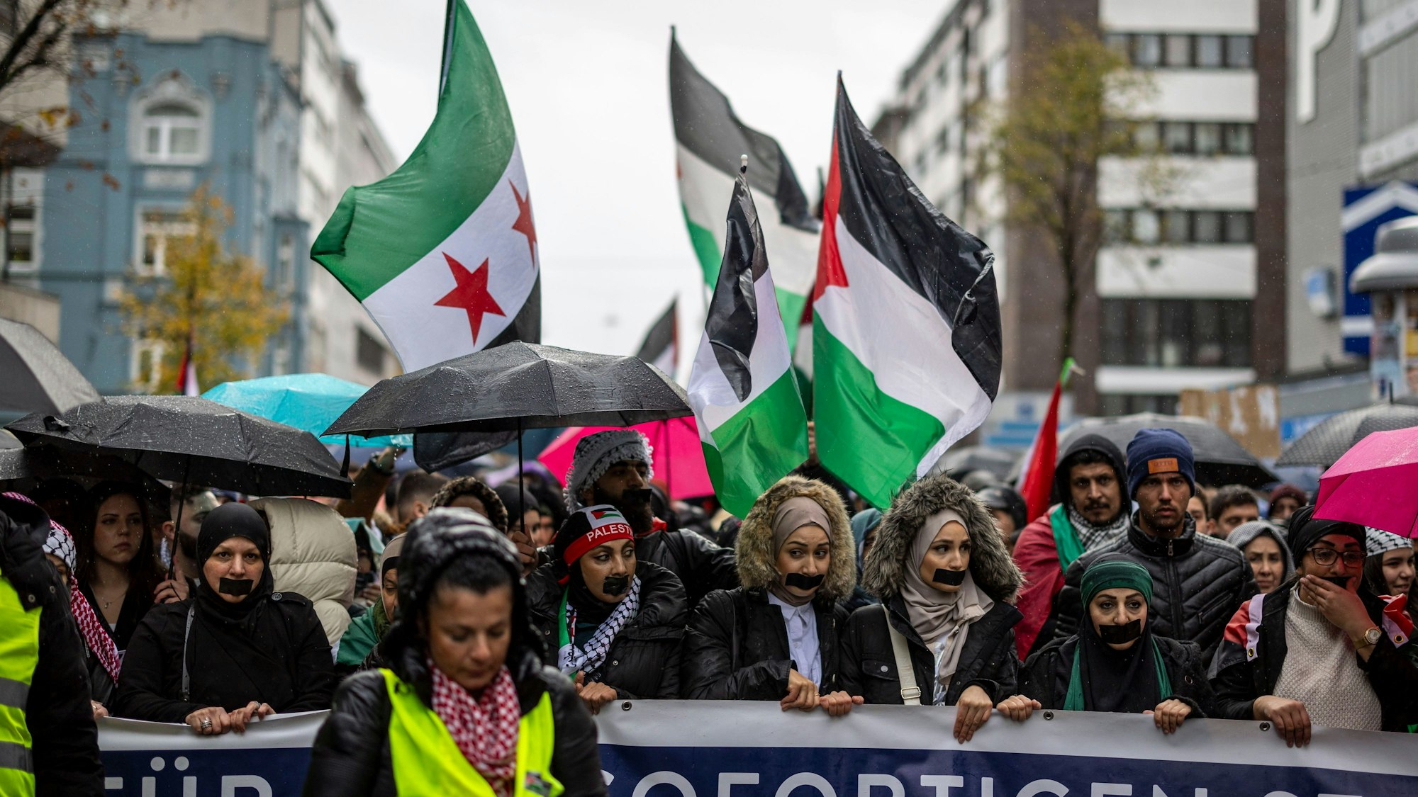 Viele Migranten in NRW ziehen sich laut Tayfun Keltek ins Private zurück – andere gehen auf die Straße: Teilnehmerinnen einer pro-palästinensischen Demonstration in Düsseldorf.
