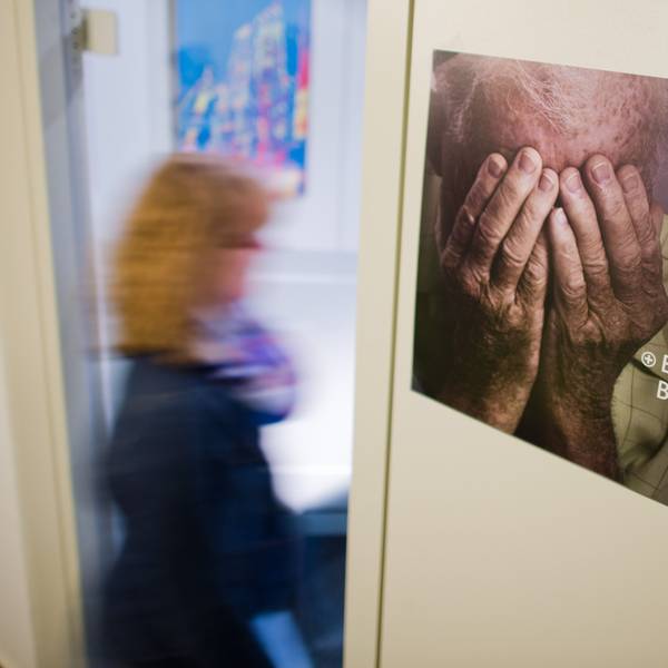ARCHIV - Eine Mitarbeiterin geht am 14.12.2015 in die Beratungsstelle Sozialdienst katholischer Frauen in Hannover (Niedersachsen).