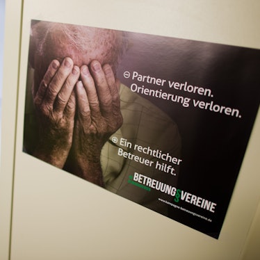 ARCHIV - Eine Mitarbeiterin geht am 14.12.2015 in die Beratungsstelle Sozialdienst katholischer Frauen in Hannover (Niedersachsen).