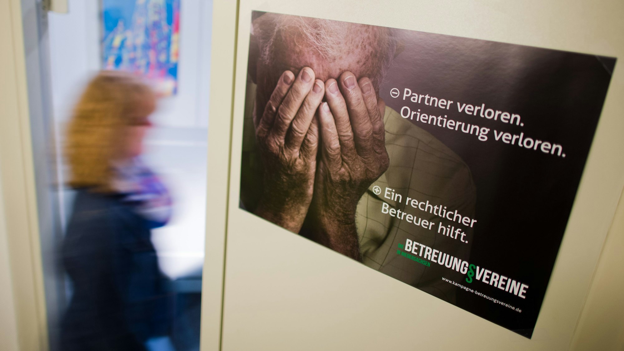 ARCHIV - Eine Mitarbeiterin geht am 14.12.2015 in die Beratungsstelle Sozialdienst katholischer Frauen in Hannover (Niedersachsen).