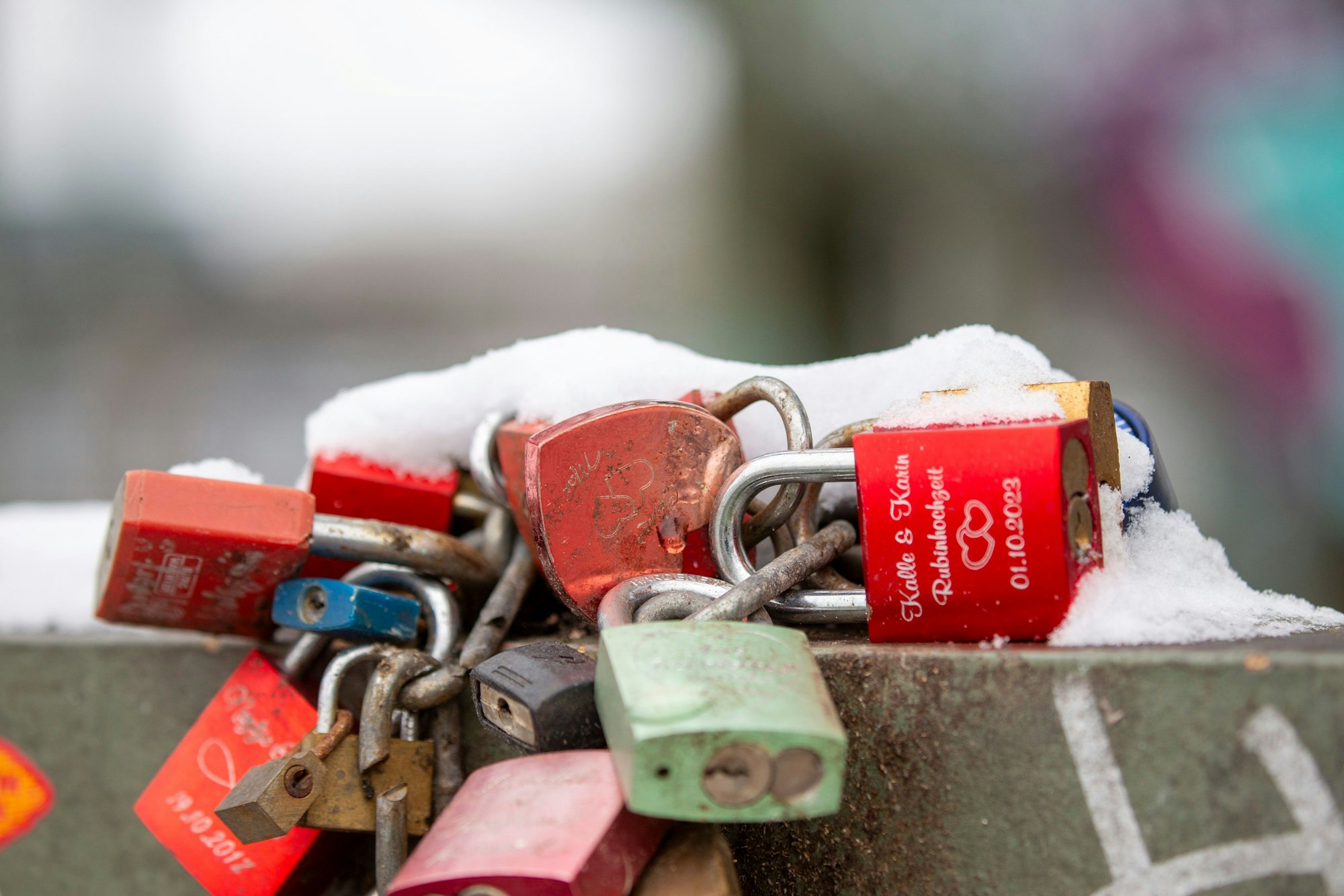 Auch die Liebesschlösser auf der Hohenzollernbrücke wurden vom Schnee bedeckt.