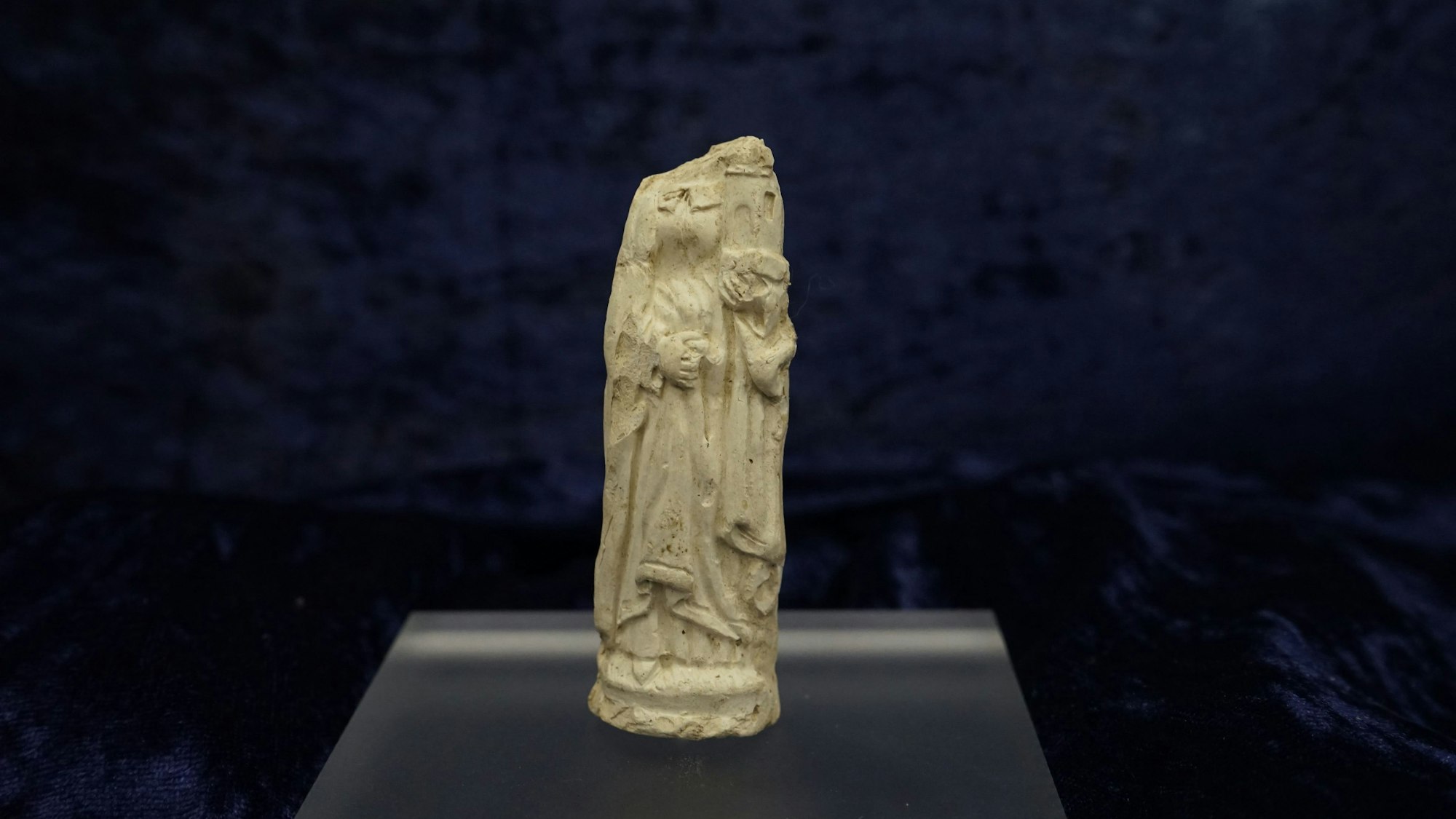 Die Barbarafigur aus Pfeifenton, ihr Kopf fehlt.