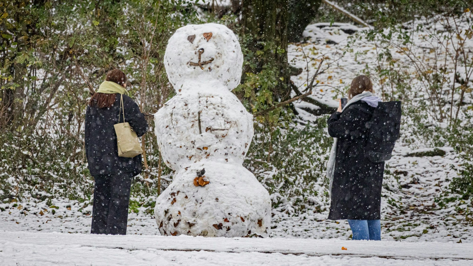 Einer von vielen Schneemännern am Aachener Weiher.