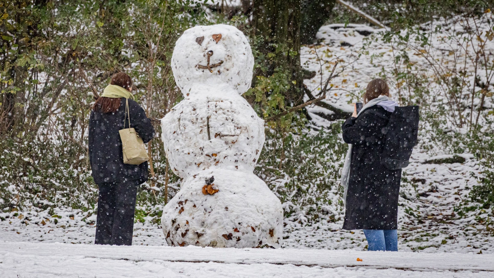 Einer von vielen Schneemännern am Aachener Weiher.