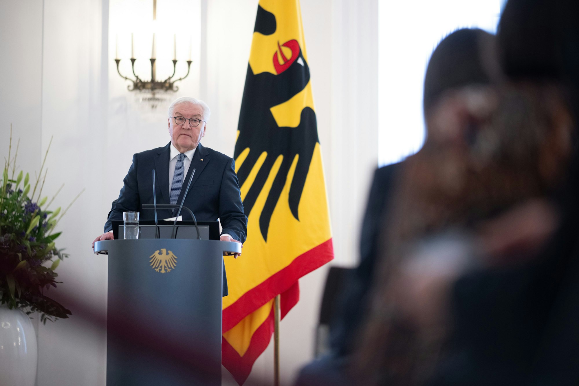04.12.2023, Berlin: Bundespräsident Frank-Walter Steinmeier spricht während der Verleihung des Verdienstordens der Bundesrepublik Deutschland im Schloss Bellevue zum Tag des Ehrenamtes unter dem Motto «Zukunft des Ehrenamtes». Foto: Sebastian Christoph Gollnow/dpa +++ dpa-Bildfunk +++
