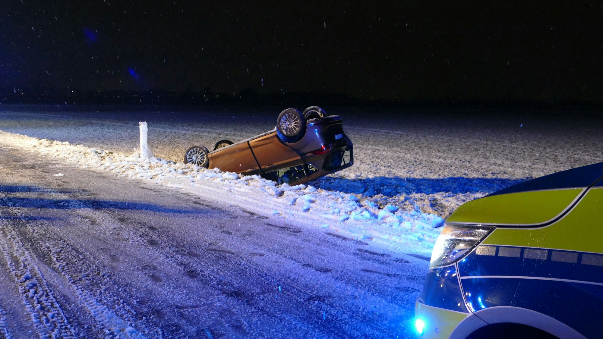 Ein Auto liegt auf dem Dach.