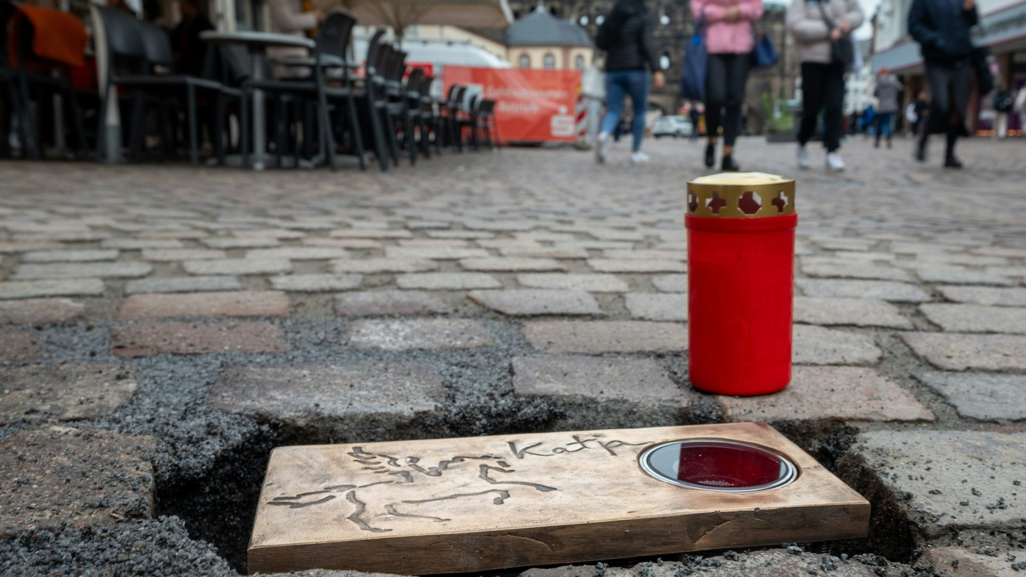 Eine Gedenkplatte für eines der Opfer der Amokfahrt in Trier, bei der am 1. Dezember 2020 fünf Menschen getötet wurden.