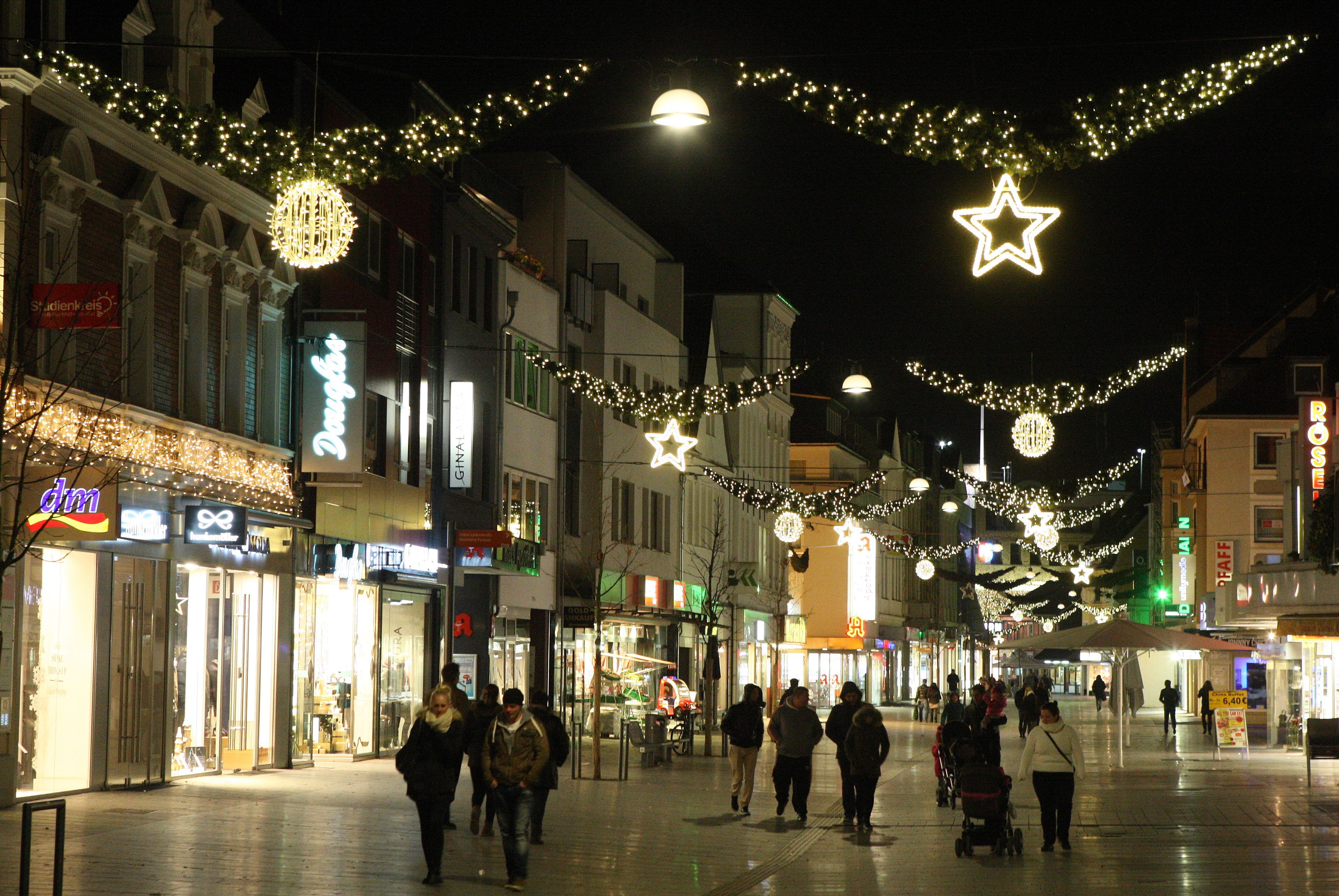 Über der Gladbacher Fußgängerzone leuchtet die Weihnachtsbeleuichtung.